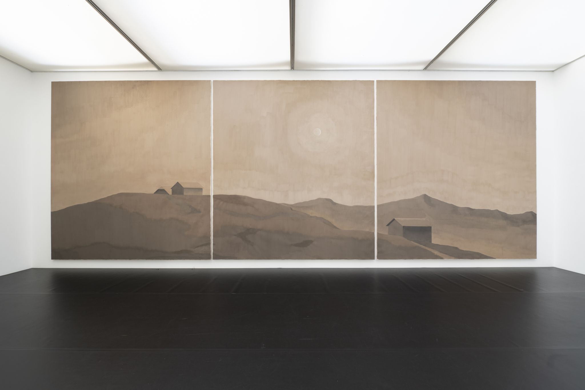  Das im Sommer entstandene Lehm-Triptychon des Künstlers Emmanuel Troy nimmt die gesamte Längswand des Kunstraums in Beschlag; beim Publikum ruft es das Gefühl hervor, direkt in eine Landschaft einzutreten. Fotocredit: Christa Engstler/allerArt