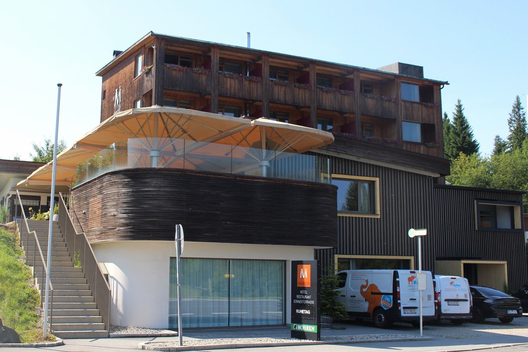 In einem ersten Schritt wurden Zimmer, Gasträumlichkeiten und Wellnessbereich modernisiert, zuletzt auch das äußere Erscheinungsbild verändert. Was jetzt noch fehlt ist der Hotel-Shop mit regionalen Spezialitäten.   