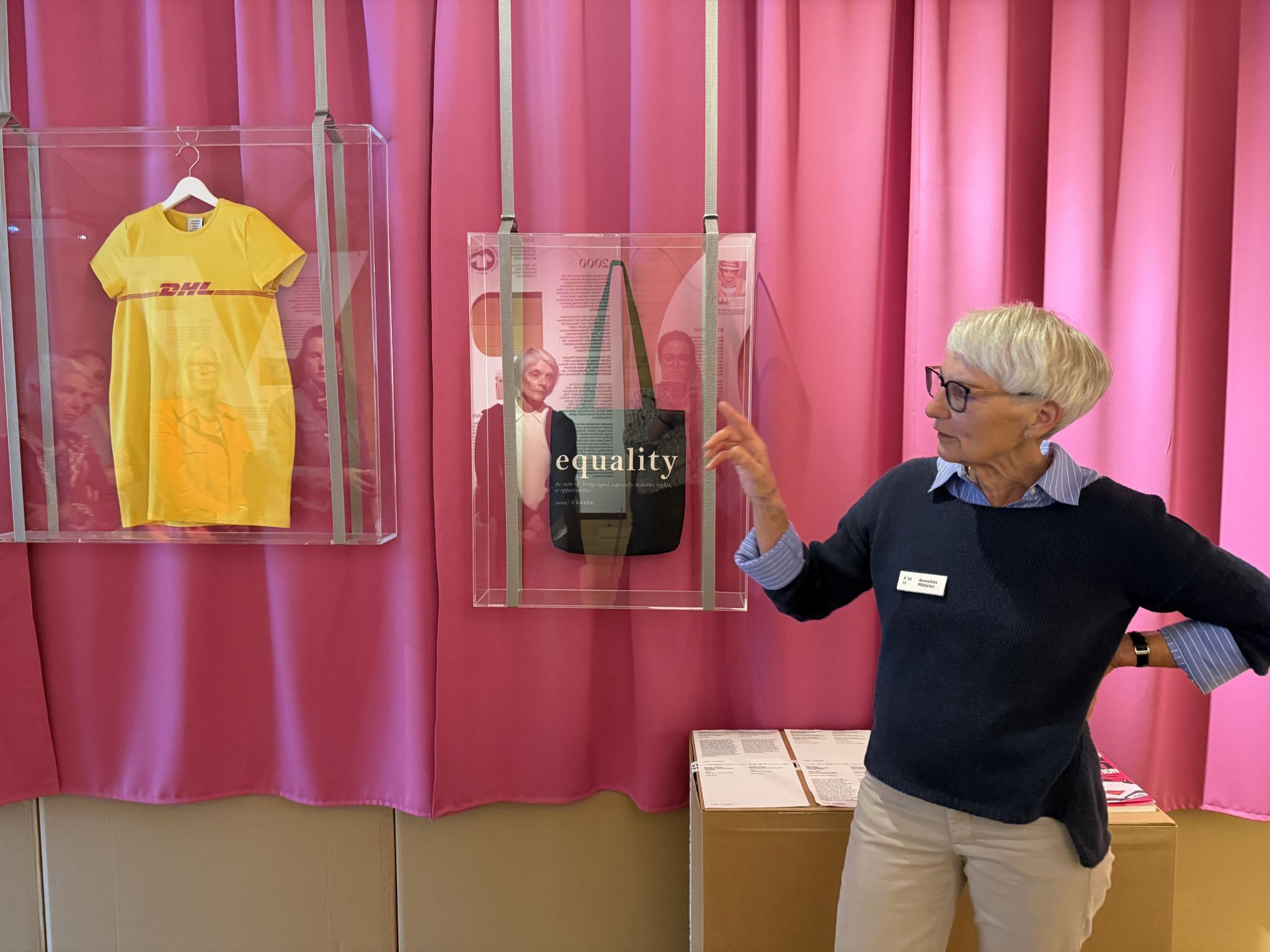 Kulturvermittlerin Annelies Mätzler erzählt die Geschichte von diesem DHL T-Shirt