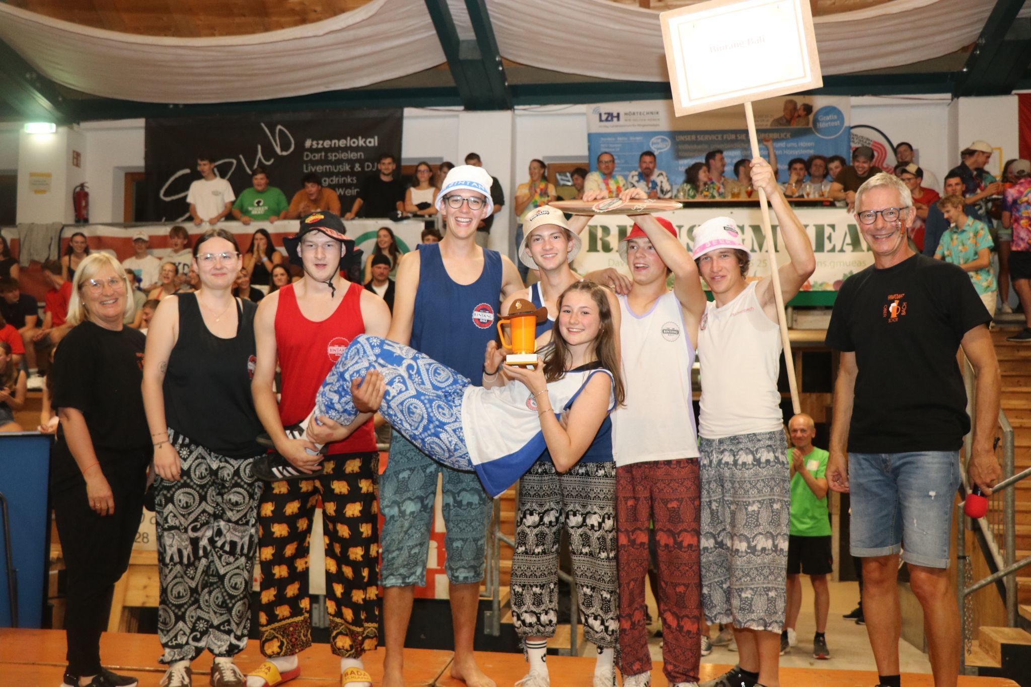 So sehen Sieger aus - Bali erkämpfte sich heuer den begehrten Titel der 13. Oberschorbacher Ping Pong WM. 