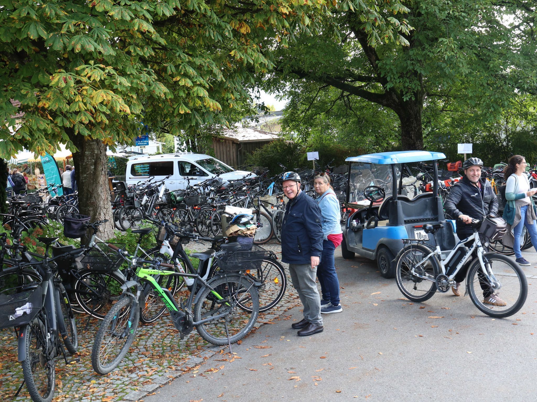 An mehreren Plätzen reihten sich viele Fahrräder aneinander.