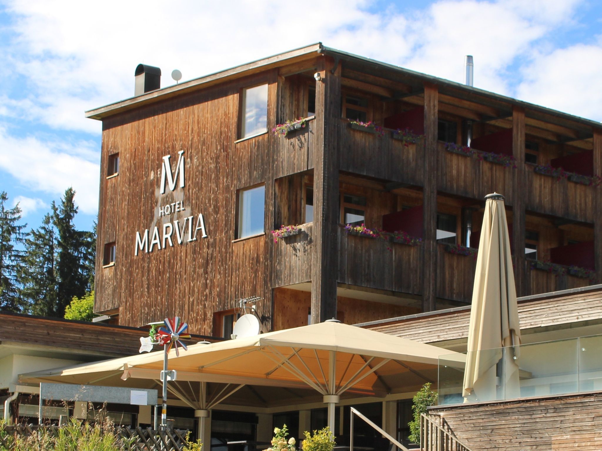 Der ehemalige Berghof Fetz am Bödele wurde von den neuen Besitzern einem umfassenden Update unterzogen, das auch den neuen Namen MARVIA – eine Wortschöpfung aus MAR-kus und Sil-VIA Metzler – beinhaltet. PETER STRAUSS