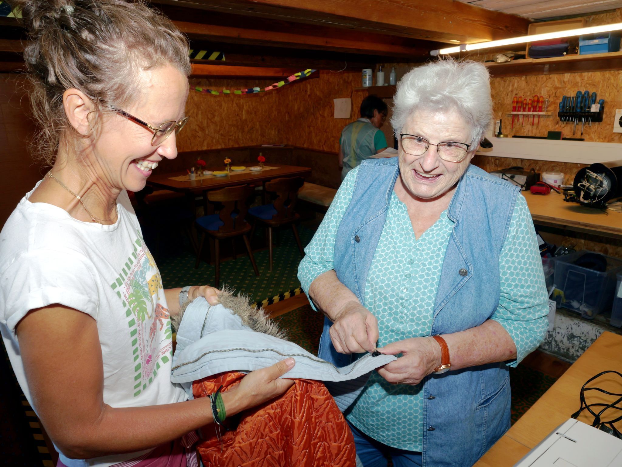 Fini Mages (82, rechts) ist die Expertin für textile Reparaturen.