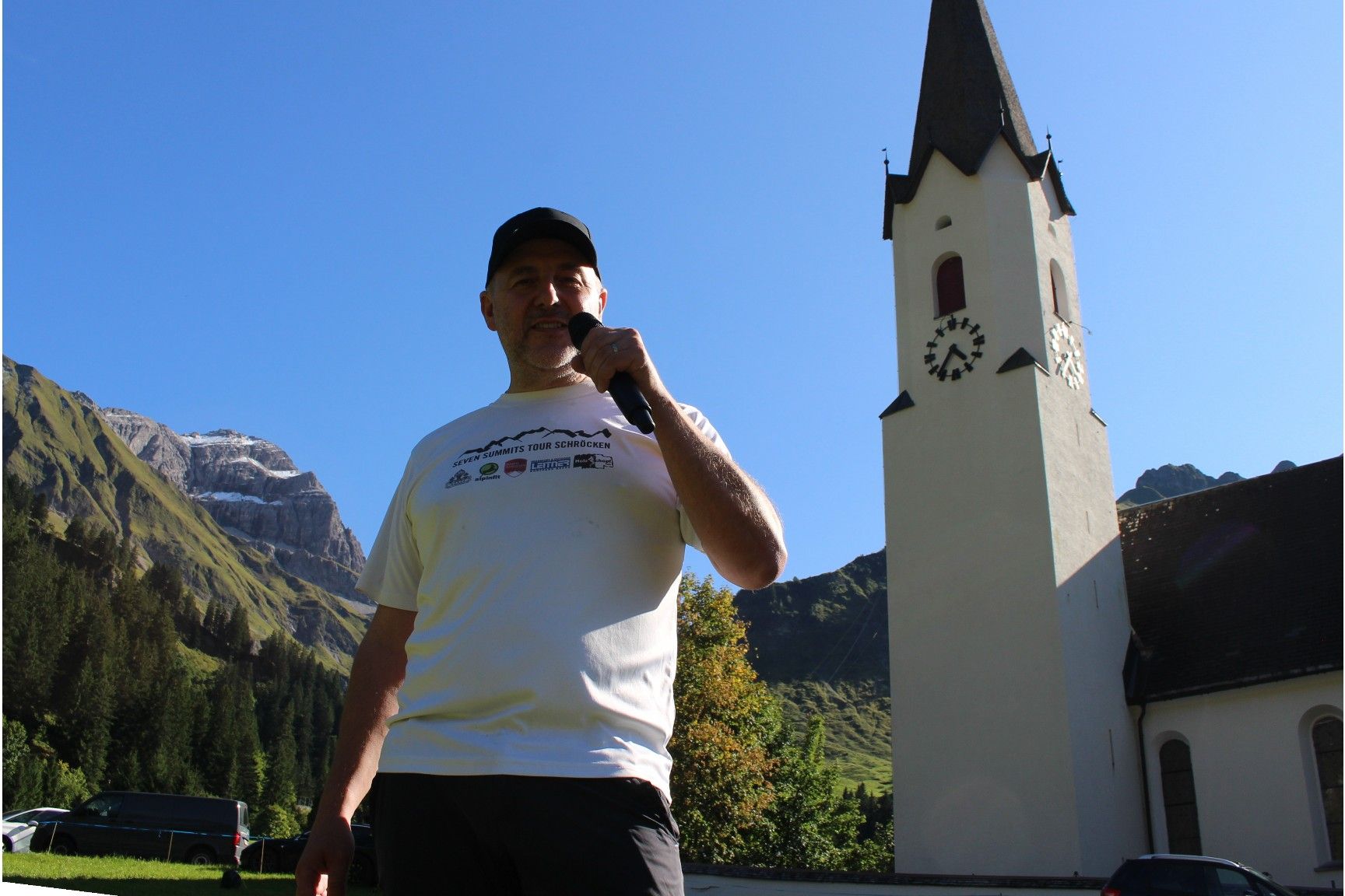 Dank Martin Bischof waren Aktive und Zuschauer im Start-Ziel-Gelände stets auf dem Laufenden. Links im Hintergrund die angezuckerten Summits Juppenspitze und Mohnenfluh.   