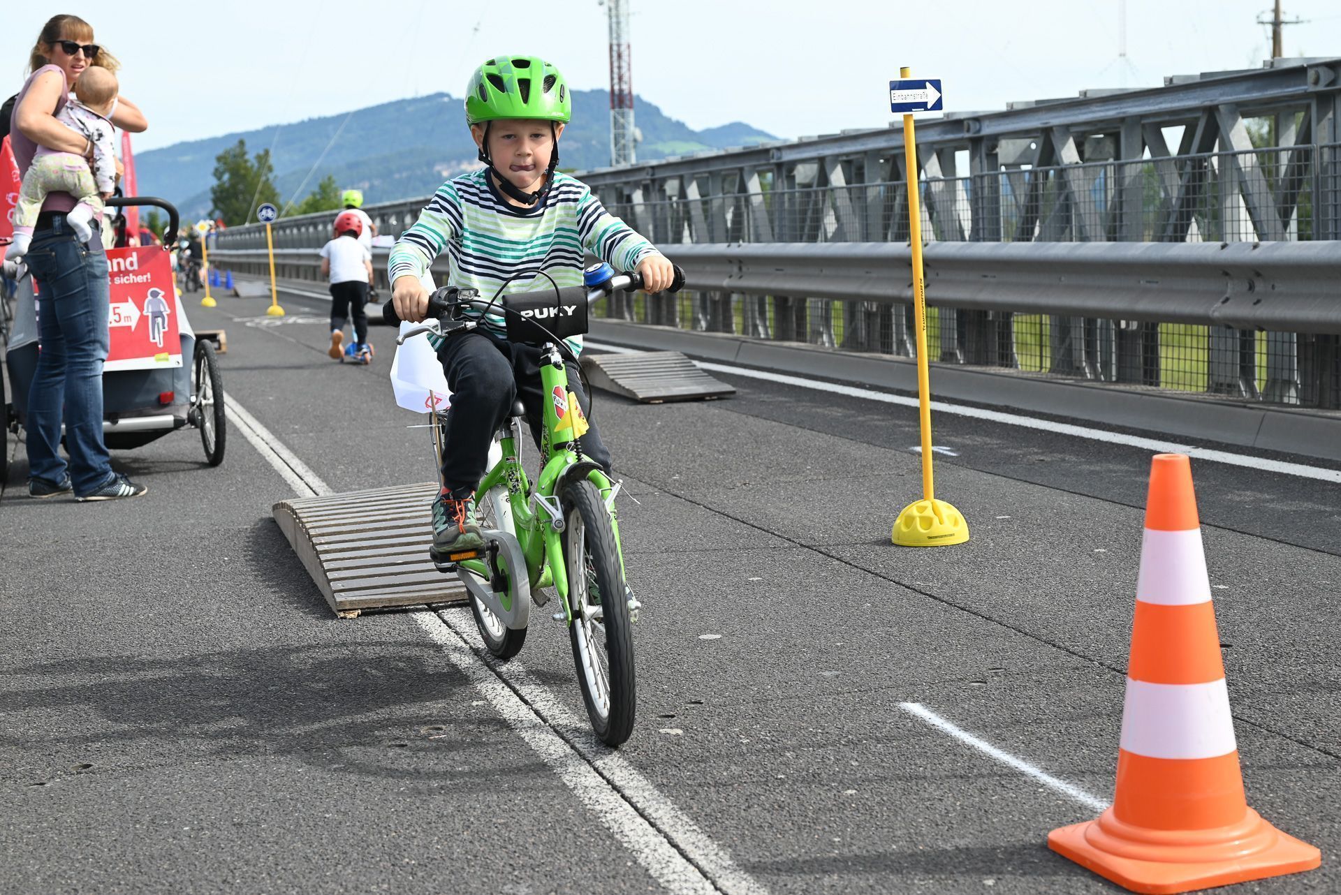 Bei der Holzbrücke trafen sich die Radfahrer aller Gemeinden. Beim dortigen Fahrradparcours durften die Kinder ihren Umgang auf dem Fahrrad zeigen.