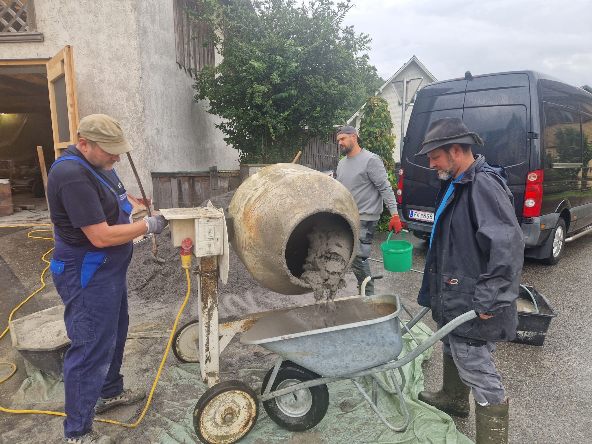 Das Team renoviert und genießt nach der Arbeit das gemeinsame Grillen (Bildergalerie)