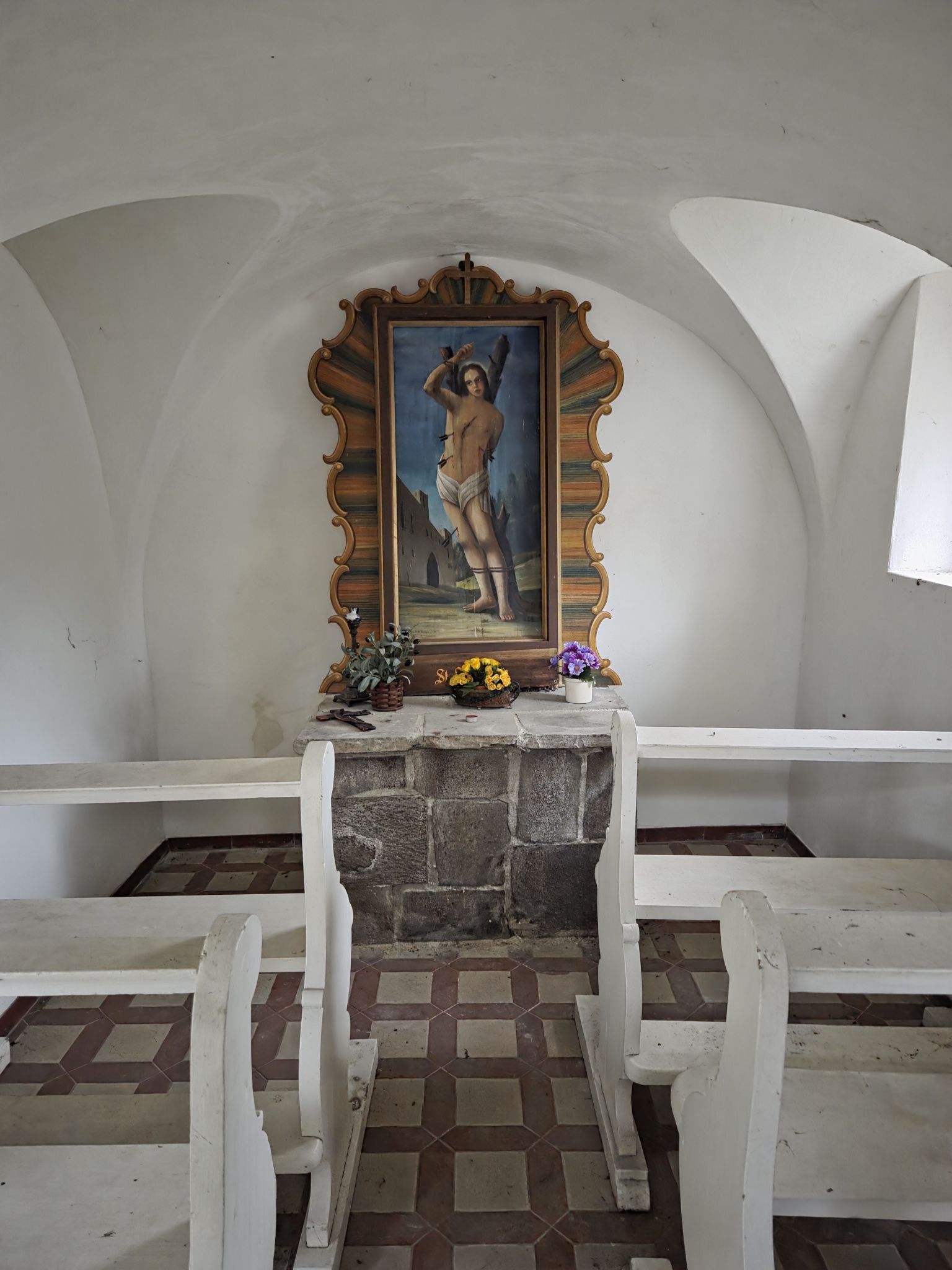 Ein Bild des Hl. Sebastian über dem kleinen Altar dominiert den Innenraum der Kapelle.