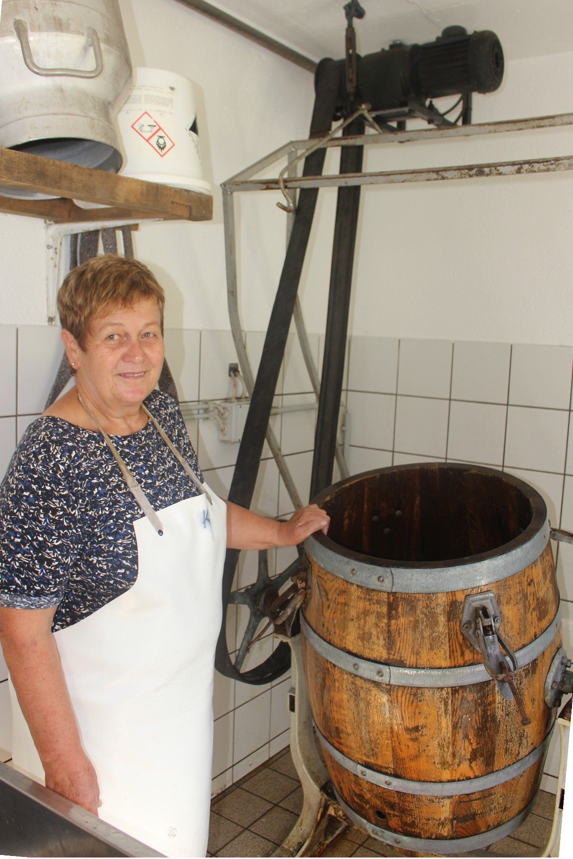 Roswitha Moosbrugger erläutert das nostalgische Butterfass.