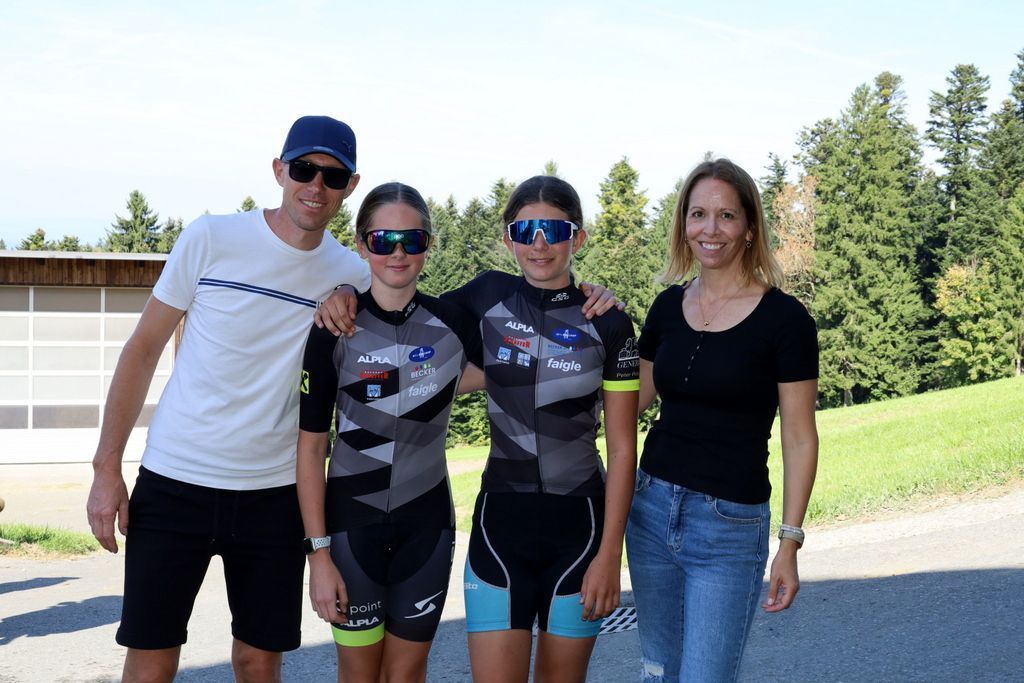 Organisator Thomas Seeberger, Linda Tessadri (1.Platz, Damen 29 und Jünger, Mila Hämmerle (2. Platz, Damen 29 und Jünger) und Organisatorin Corinna Seeberger (vlnr)