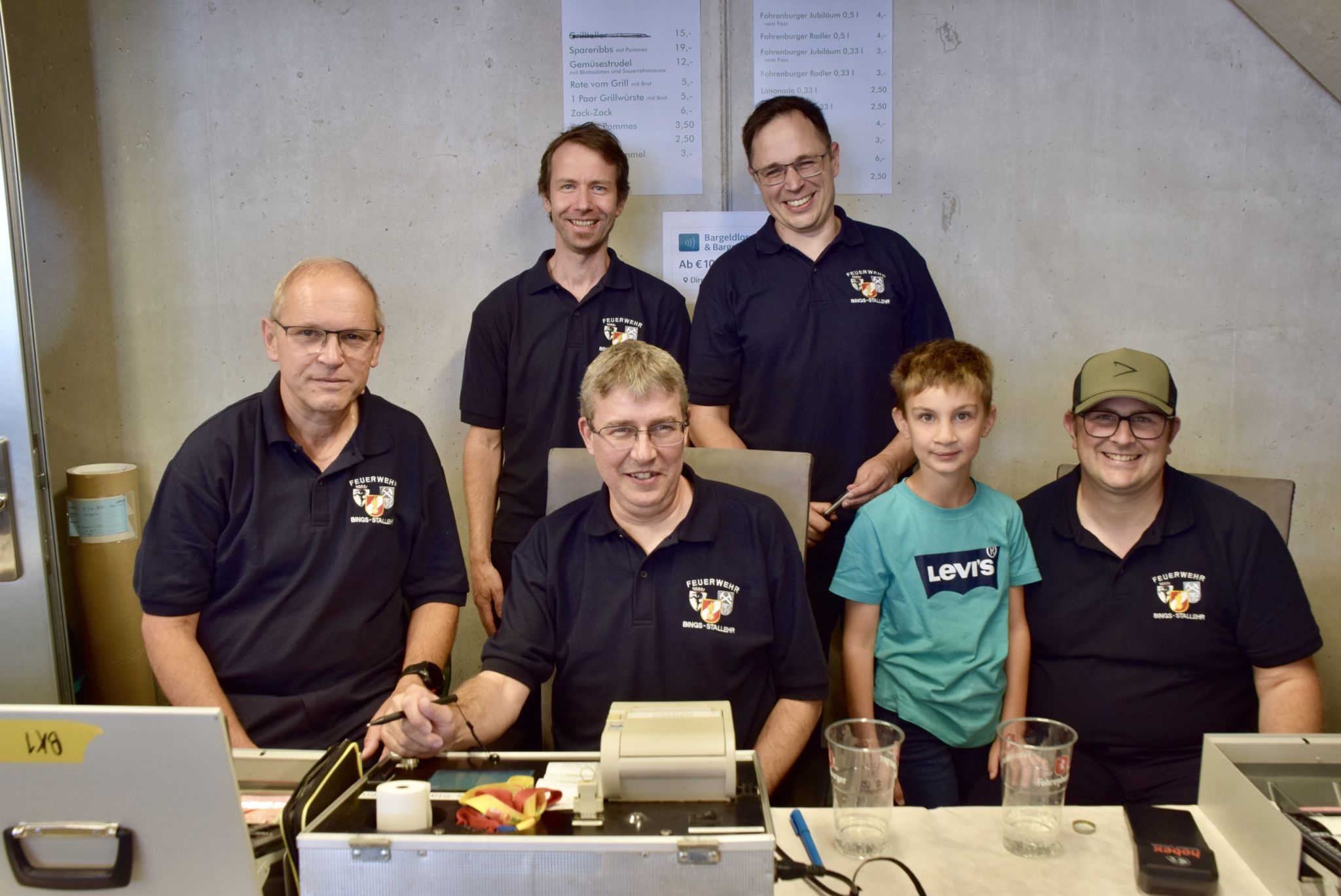 Vorne von links: Karlheinz Bachmann, Martin Mayr, Hannes Kurz mit Sohn Julius, hinten von links: Markus Netzer und Philipp Seifert.
