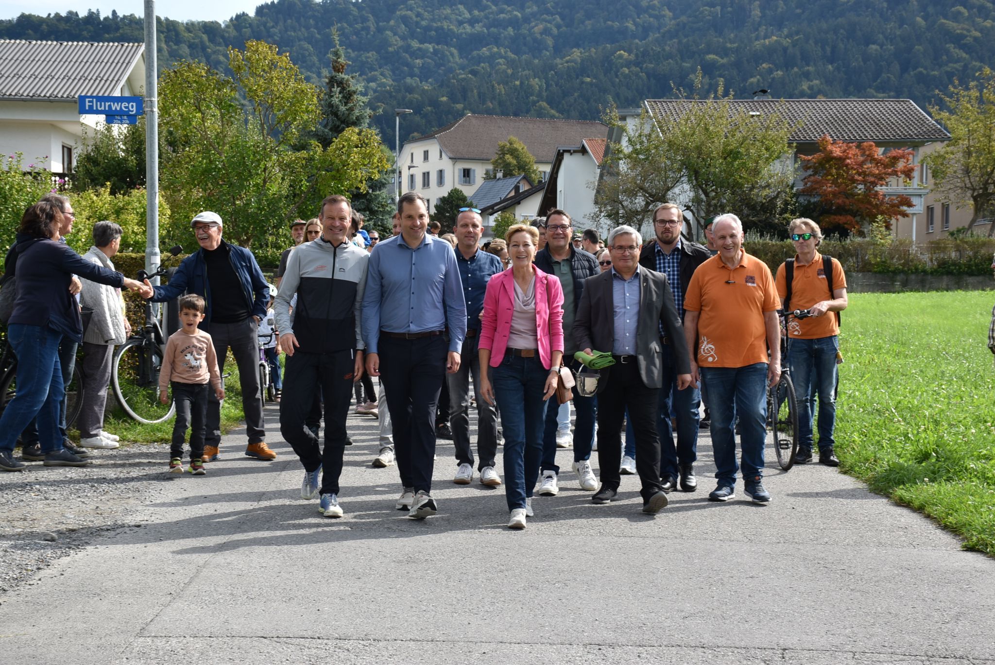 SportGR Gerhard Achberger, Bgm. Andreas Kresser, LR Martina Rüscher, Pfarrer Romeo Bal, ehem. Obmann Blasmusikverbandes Wolfram Baldauf hinten: GR Markus Jenny, Vize Bgm. Stefan Fischnaller, GR Bernhard Natter