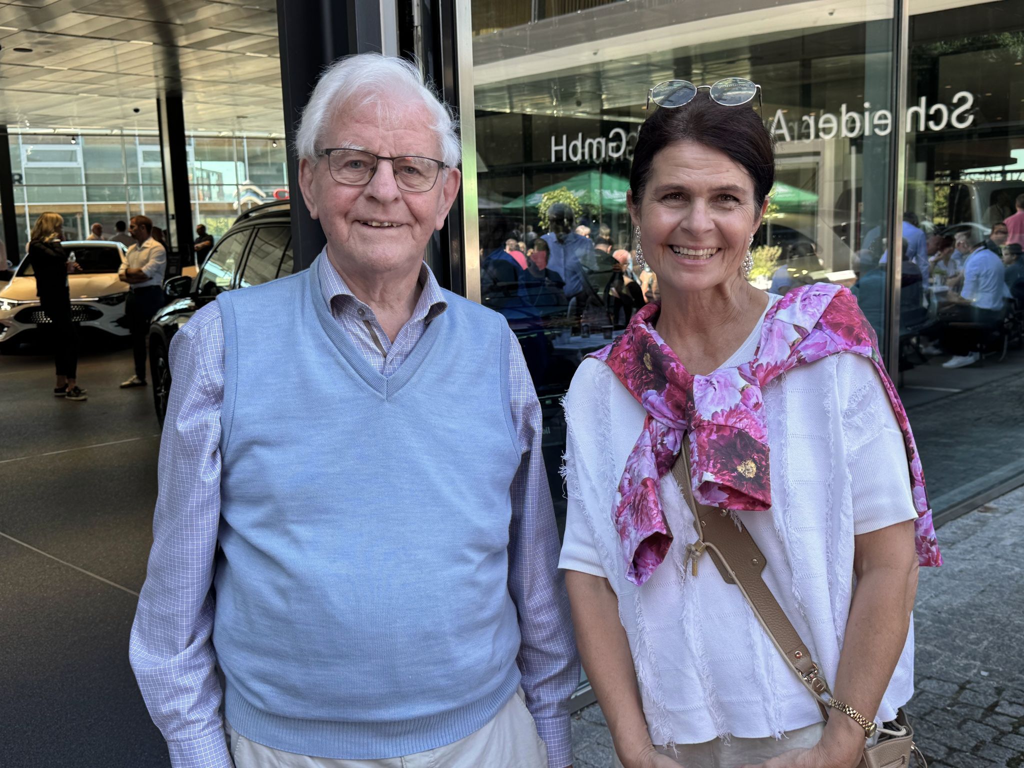 Der älteste Mercedes-Fahrer Elmar Ludescher mit Tochter Claudia.