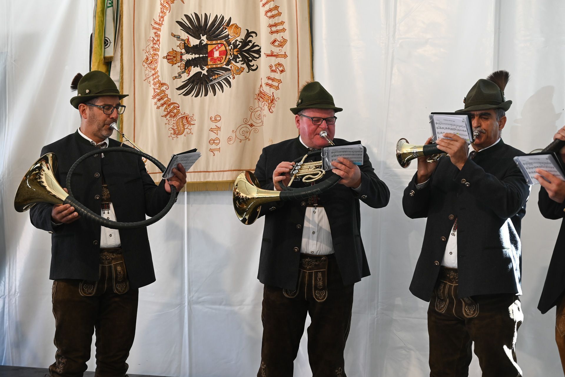 Die Jagdhornbläser untermalten den offiziellen Akt musikalisch.