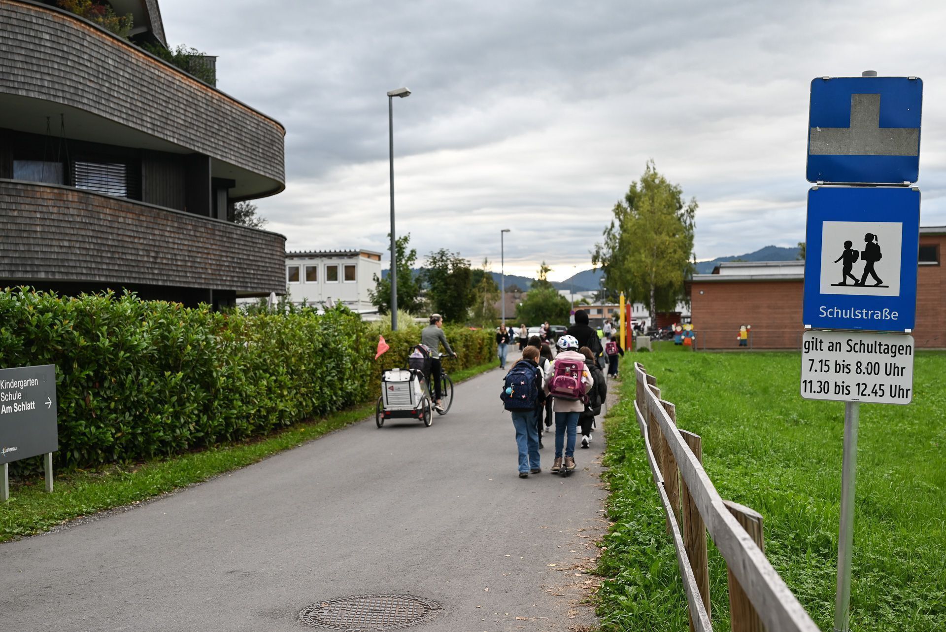 Im Birkenweg sind vor Schulbeginn und bei Schulschluss keine Autos erlaubt. Die neue Schulstraße wurde letztes Jahr installiert und gut von den Eltern angenommen.