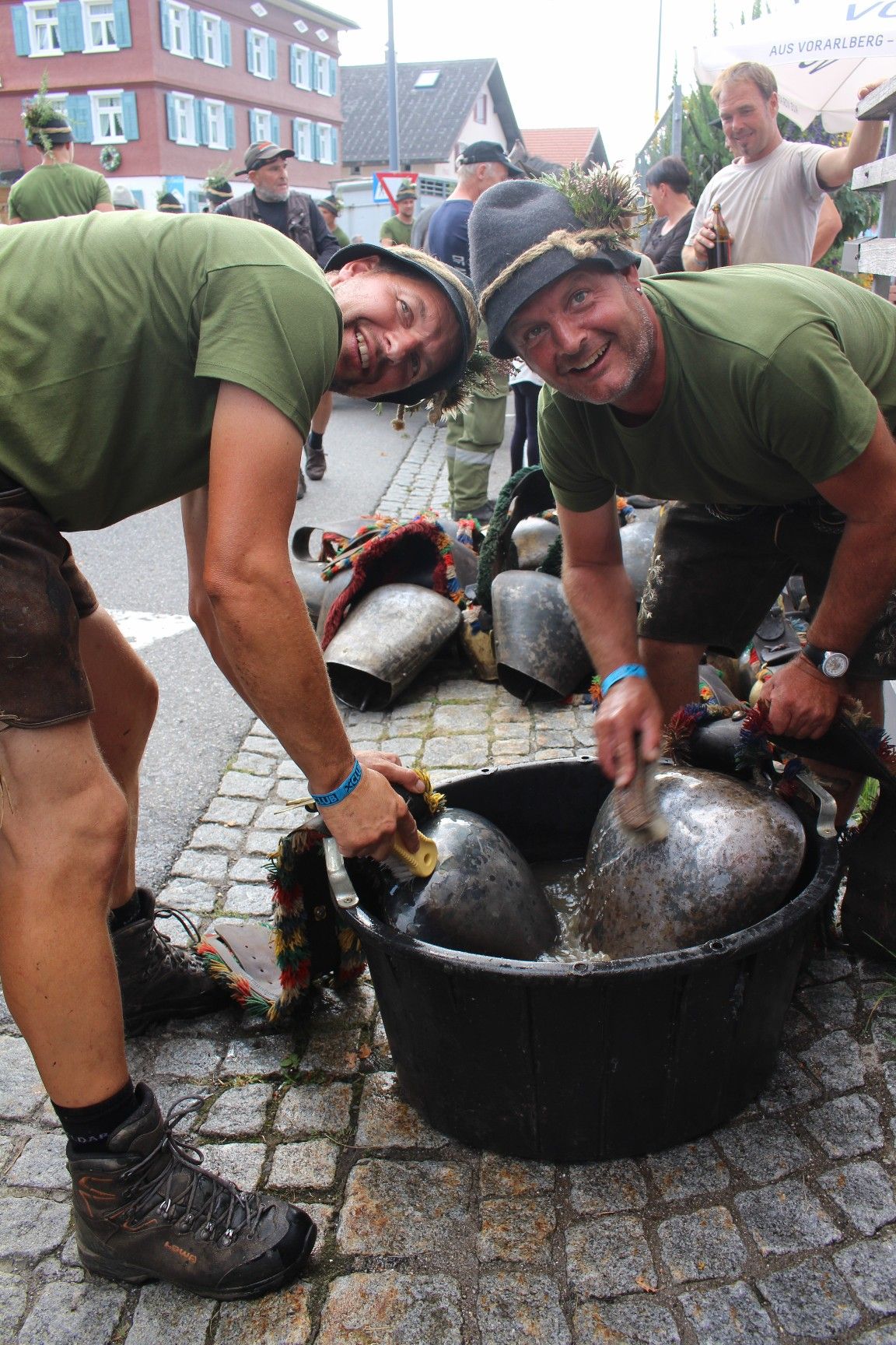 Glocken und Schellen werden sorgfältig gereinigt und kommen dann für gut neun Monate ins Depot, ehe sie Ende Juni/Anfang Juli dort für den Alpauftrieb wieder herausgeholt werden.
