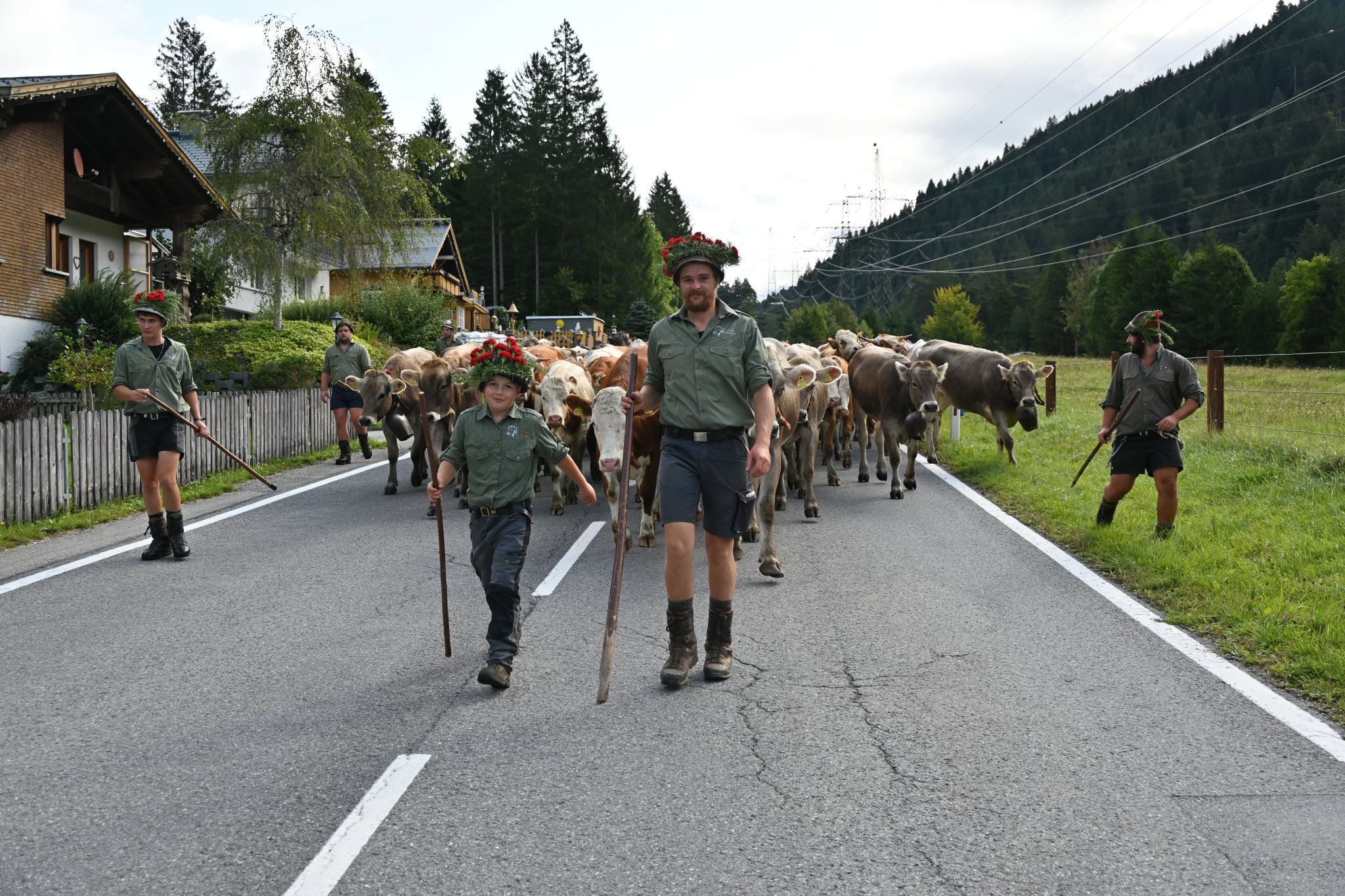 Nach einem Sommer auf der Alpe zogen Hirten und ihre Herden ins Tal.