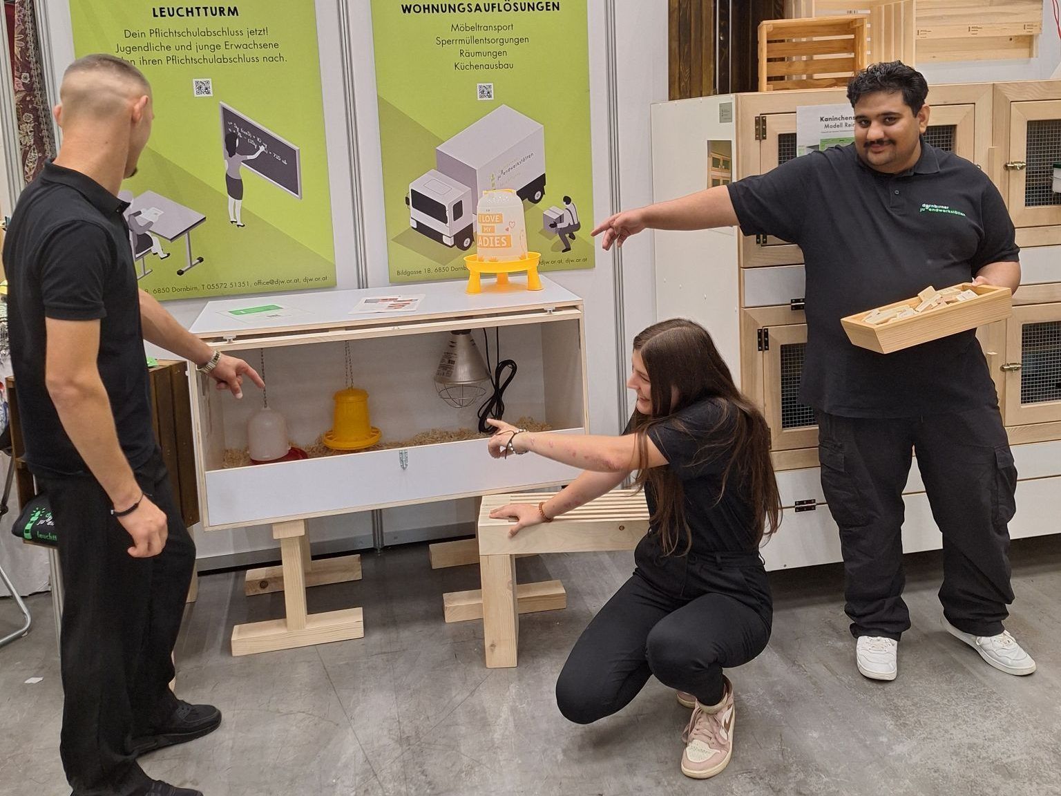 Hoti Shqiprim, Fabienne Hammerer und Kulla Adeel mit der selbst gebauten Küken Aufzuchtbox.