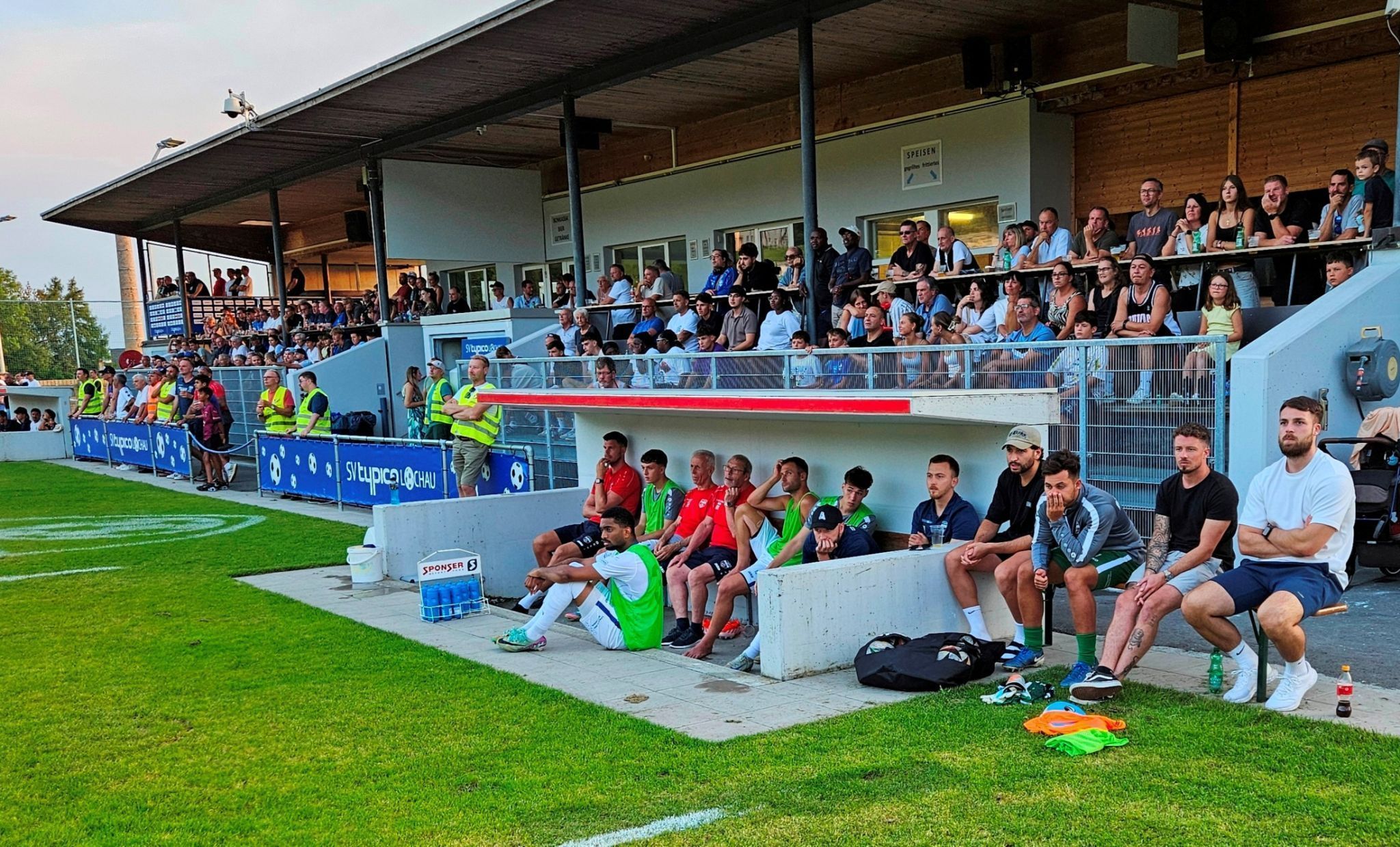 Ein volles Haus und beste Fußballstimmung: Besuchen Sie am Samstag im Stadion Hoferfeld das angesagte „Heimspiel-Doppel“ gegen BW Feldkirch bzw. den FC Thüringen.