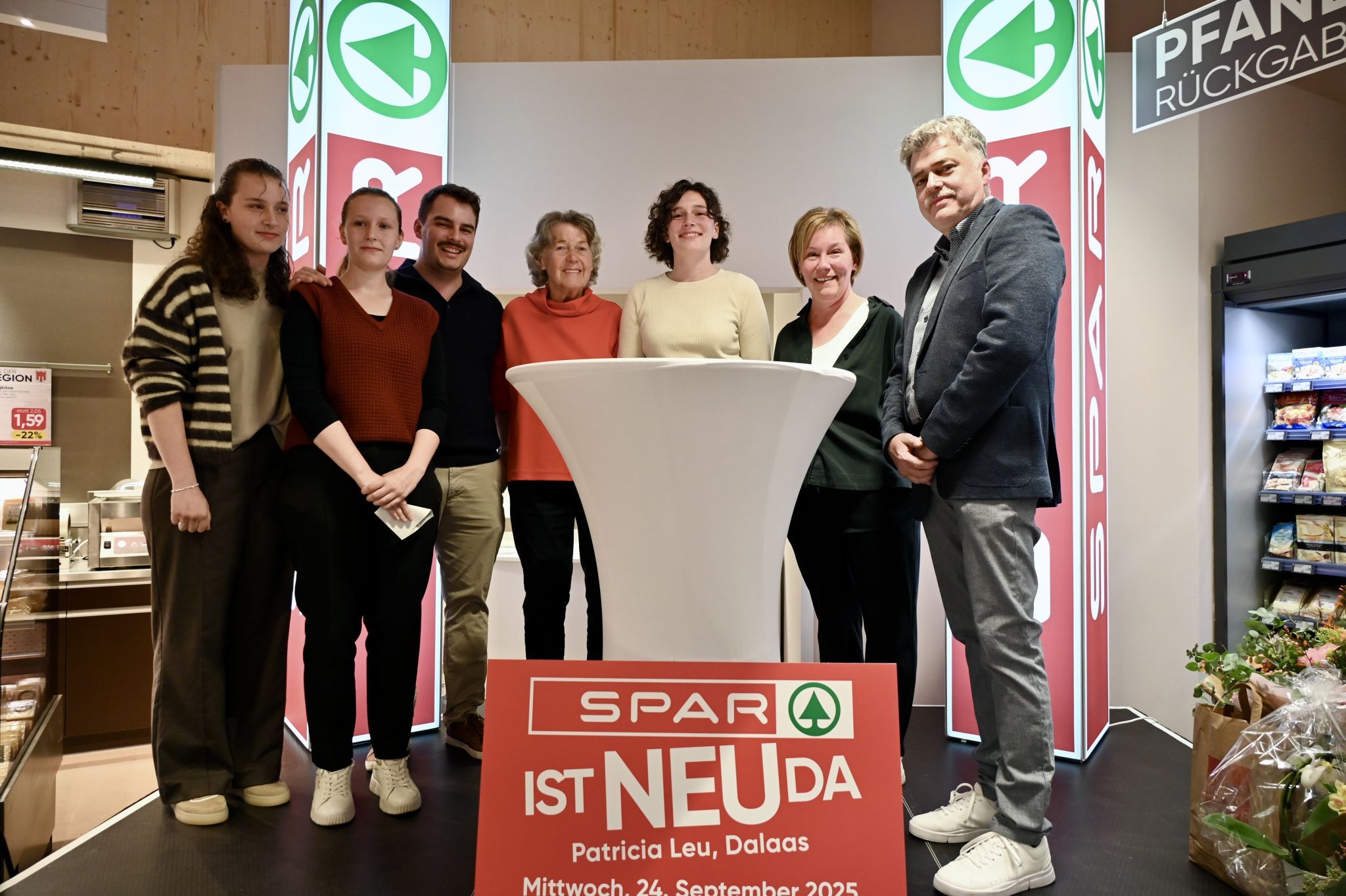 Familie Leu - Nathalie, Kerstin, Dominik, Oma Ros, Patricia, Renate und Christof Leu freuen sich über das neue Spargeschäft.