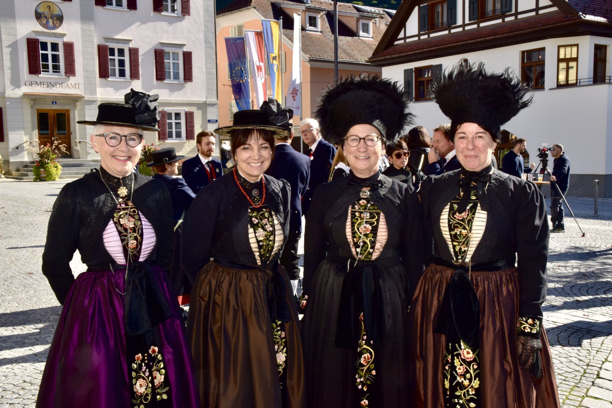 Ingrid Fritz, Natalie Zuderell, Petra Stocker und Andrea Ortner genossen die Agape nach der Erntedankmesse, zu der sie in der Montafoner Festtagstracht erschienen.