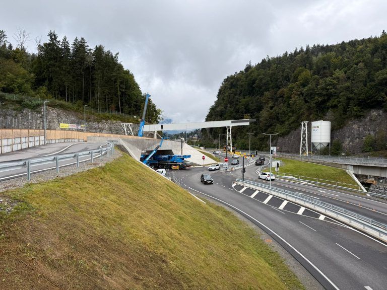 Knapp 100 Meter über die L190: Stadttunnel-Förderband nimmt Form an