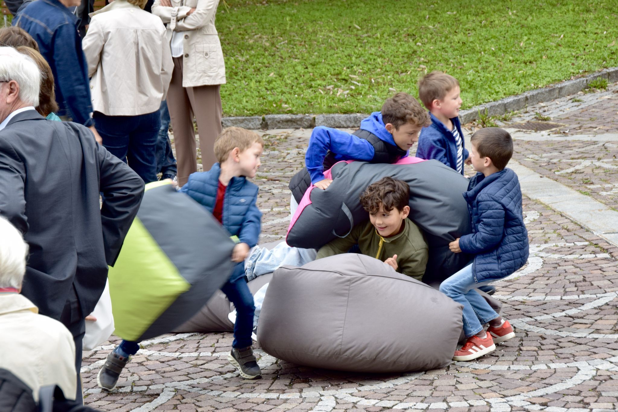 Viel Spaß hatten bei der Patroziniumsfeier auch die jüngsten Besucher. Für sie gab es zuvor das Angebot Kinderkirche, unterhalb der Heilig-Kreuzkirche.