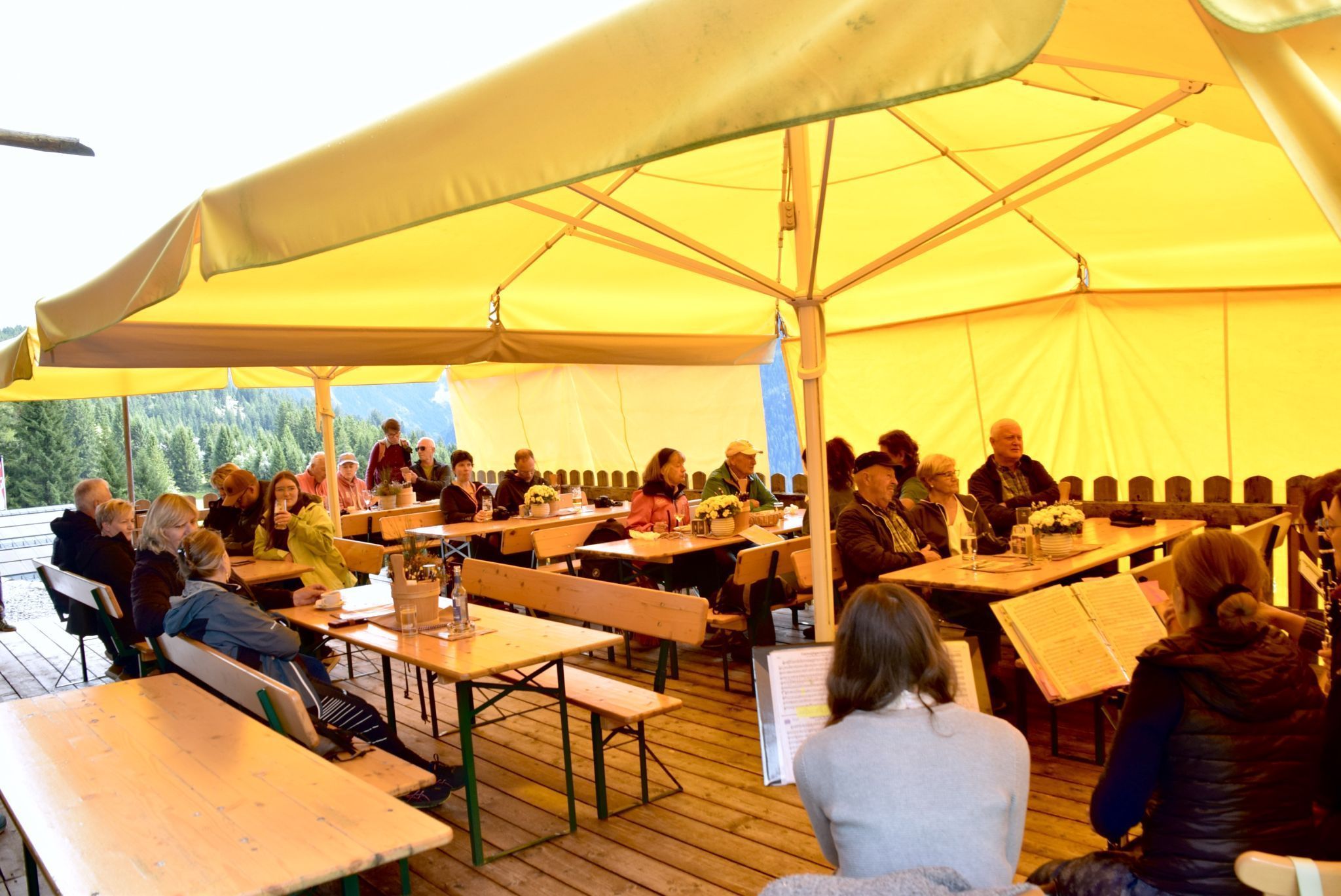 Die Holzknopfmusi aus dem Paznaun spielte am zweiten Volksmusiktag auf der Terrasse der Knappastoba am Kristberg im Silbertal auf.
