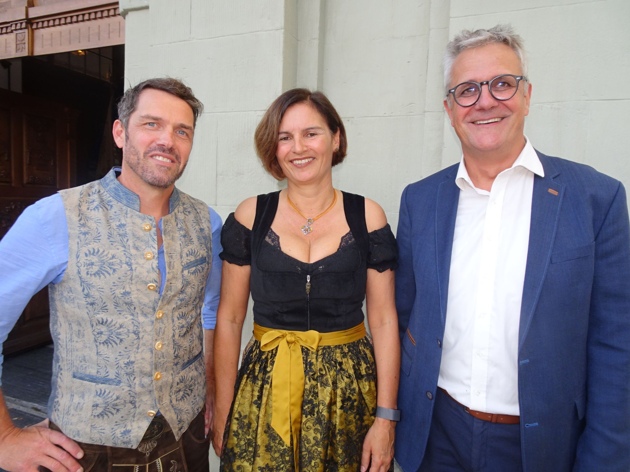 Fähnrich Karl Giesinger, Fahnenpatin Angelika Hölzl und Innungsmeister Wolfgang Rusch.