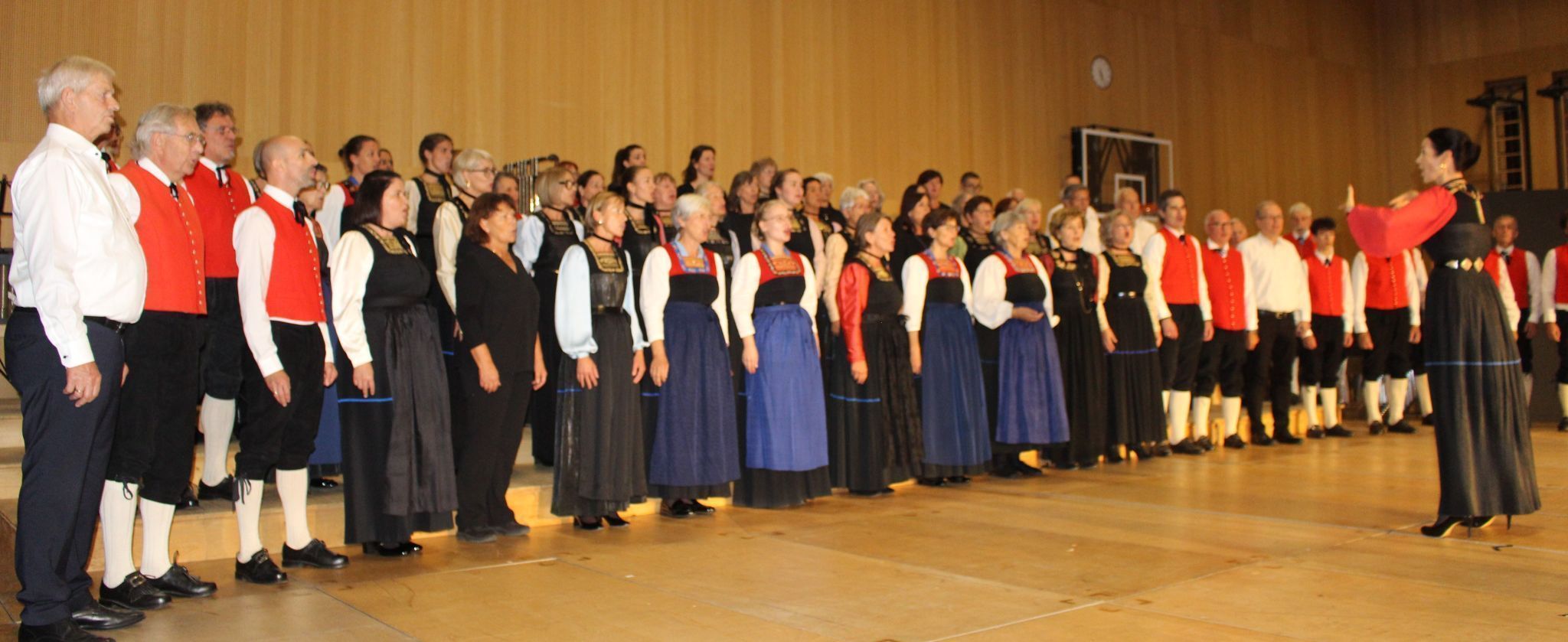 Rund 80 Sängerinnen und Sänger aus drei Chören präsentierten das 1959 uraufgeführte Egger Lied in einem neuen Arrangement.   