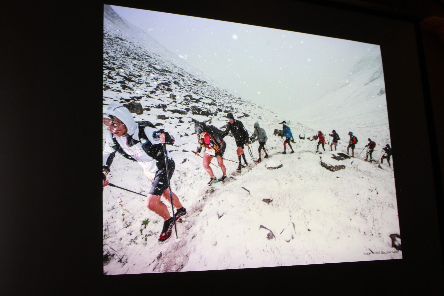 Bei ihrem Vortrag zeigte die Extremsportlerin unglaubliche Bilder von der „Tor des Géants“ 2019: Im Laufe der sechs Tage und Nächte gab es die ganze Palette von Wetterextremen - tropische Hitze bis 30 Grad und einen Wintereinbruch mit Schnee (Bild).