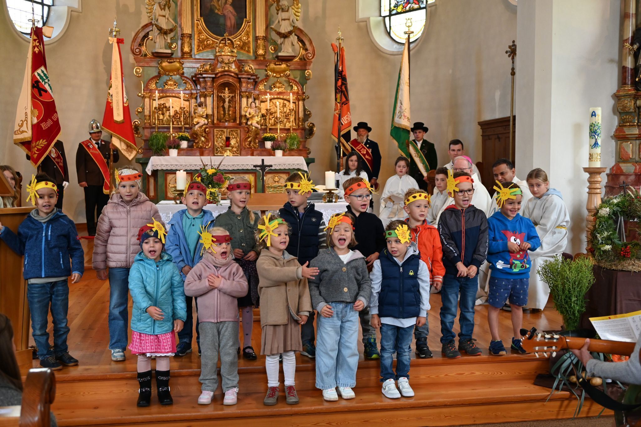 Kinder des Waldner Kindergarten eröffneten den Festgottesdienst mit einem fröhlichen Lied.