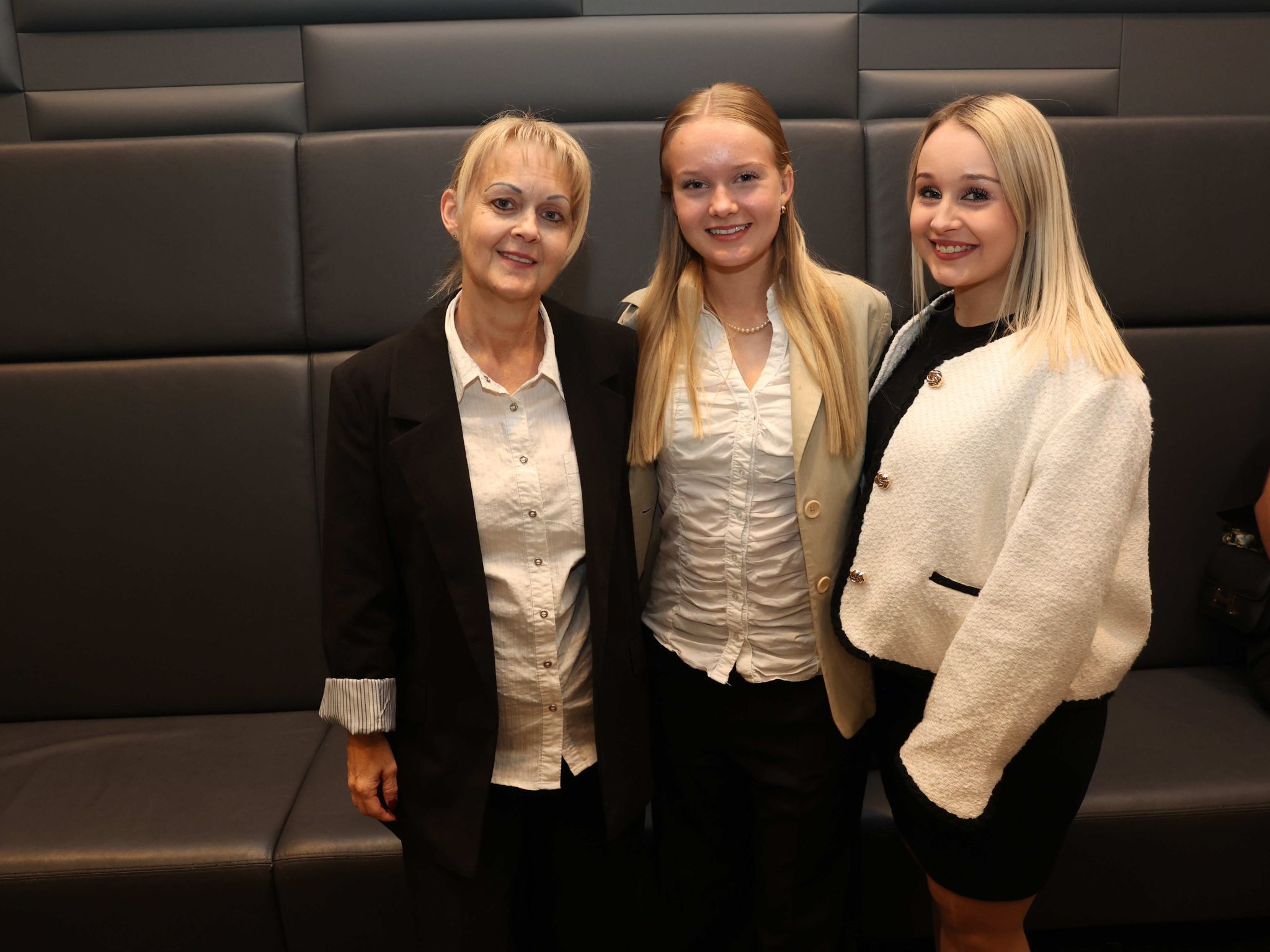 Sabine Mauser mit Töchtern Janine und Vanessa.