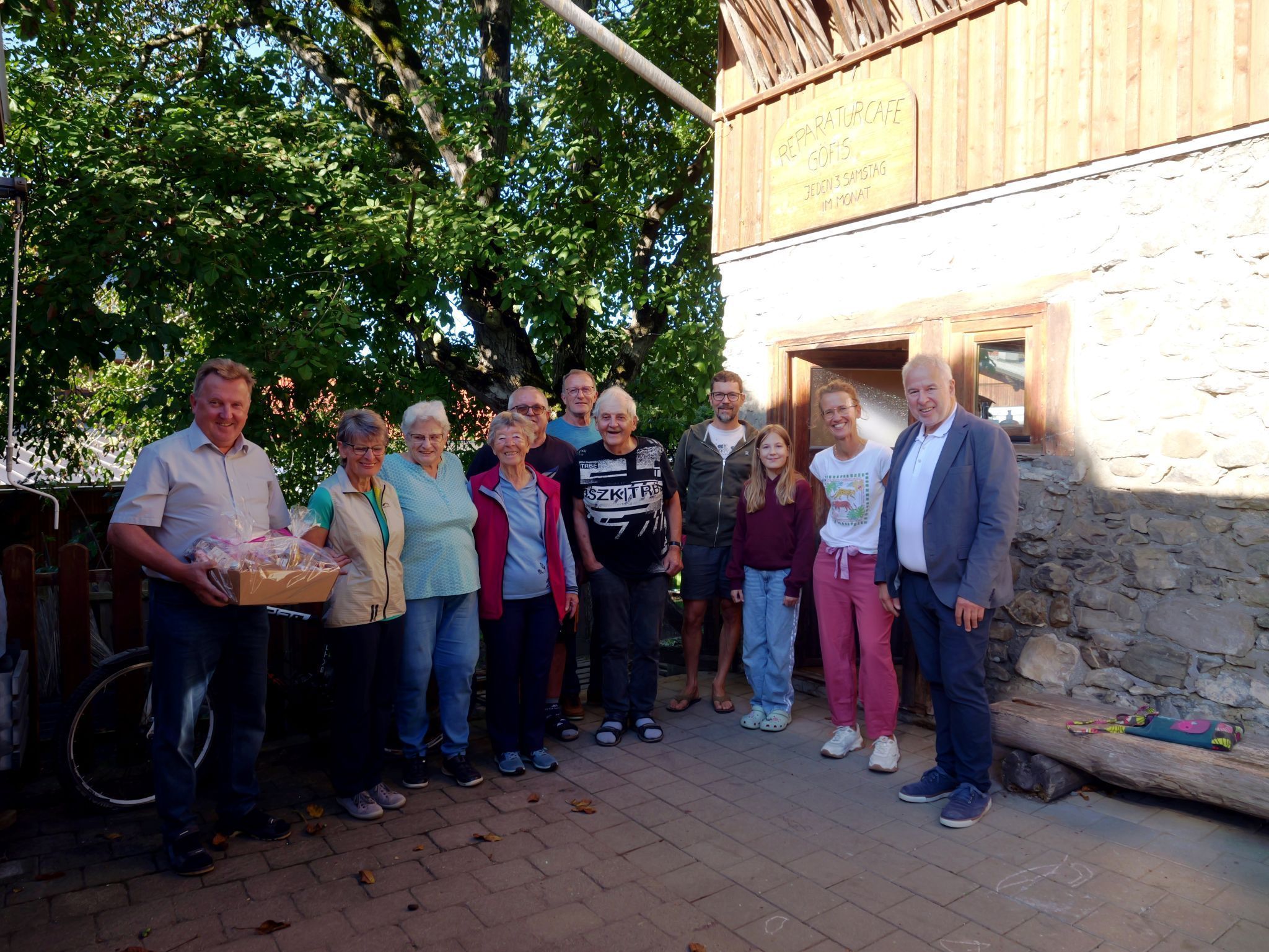 Das gesamte Reparaturteam hieß den tausendsten Besucher willkommen.