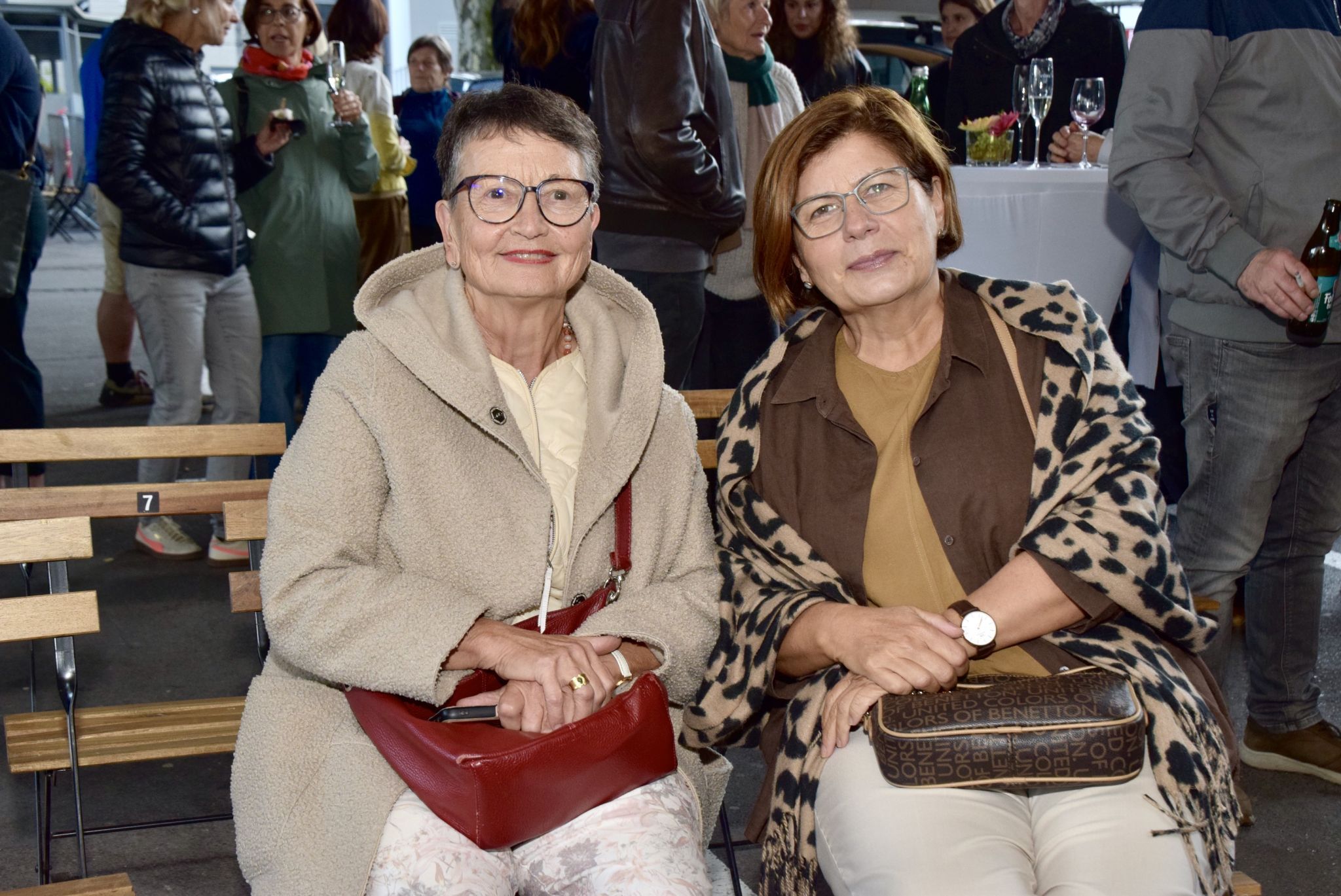 Gerda Perzl (l.) und Belgin Dogan kamen zur Eröffnungsfeier.