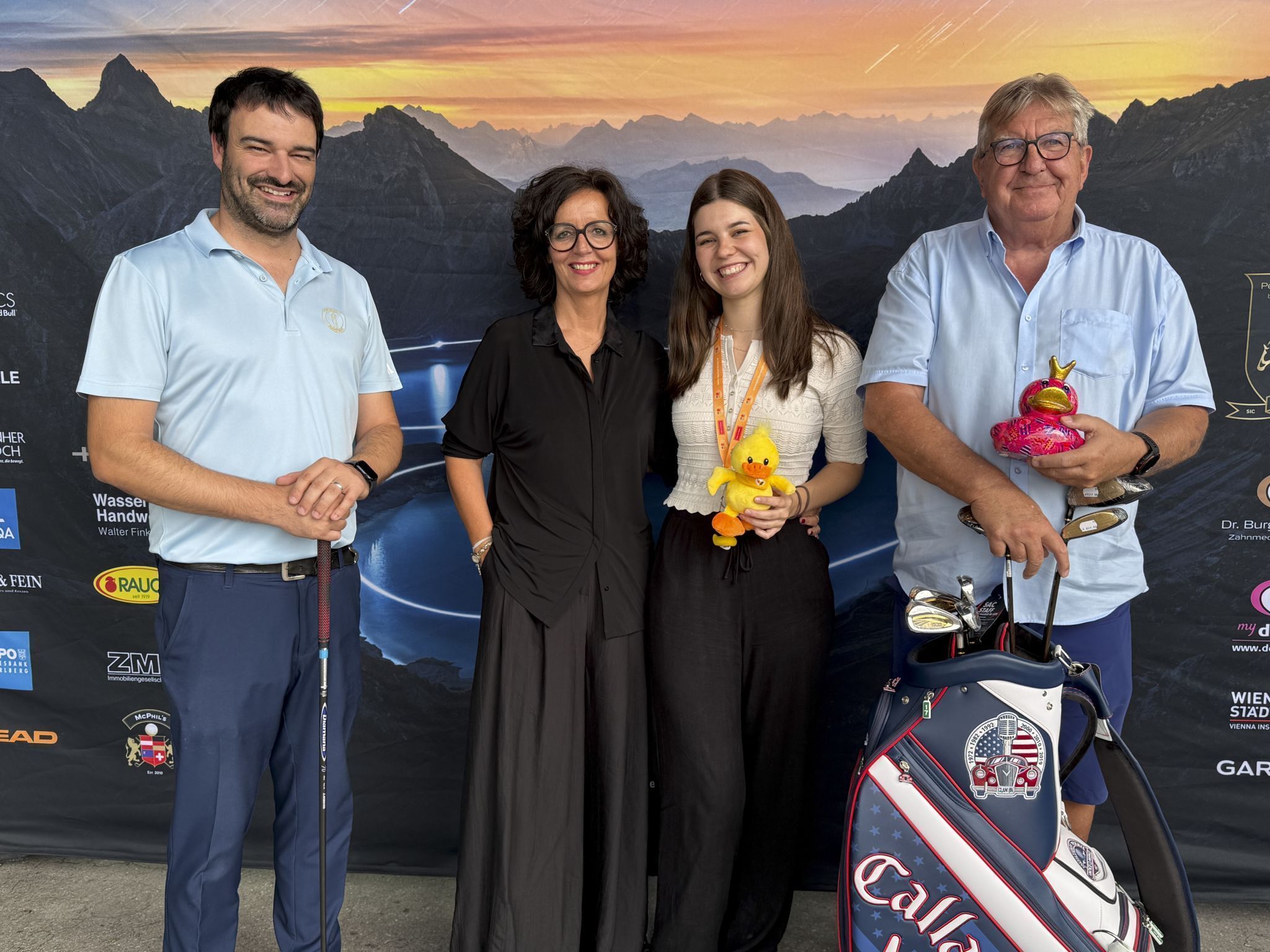 GF Christoph Fröhle (GC Montfort), Conny und Melina Amann (Netz für Kinder) mit Organisator Armin Härdlein (Cosmos Golf) beim Finale