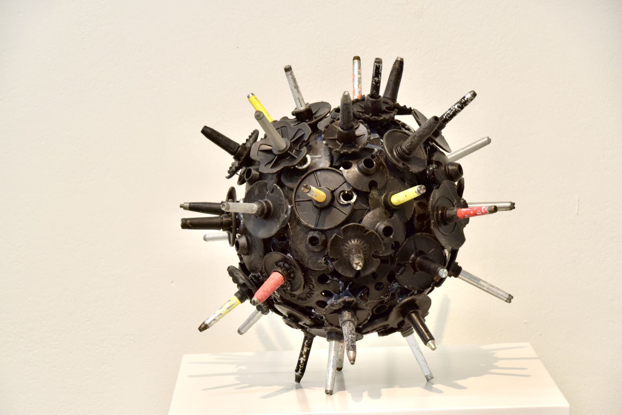 Roland Haas: „Ski-Virus“, 2024/25 Objekt aus Skistocktellern und Skistockspitzen.