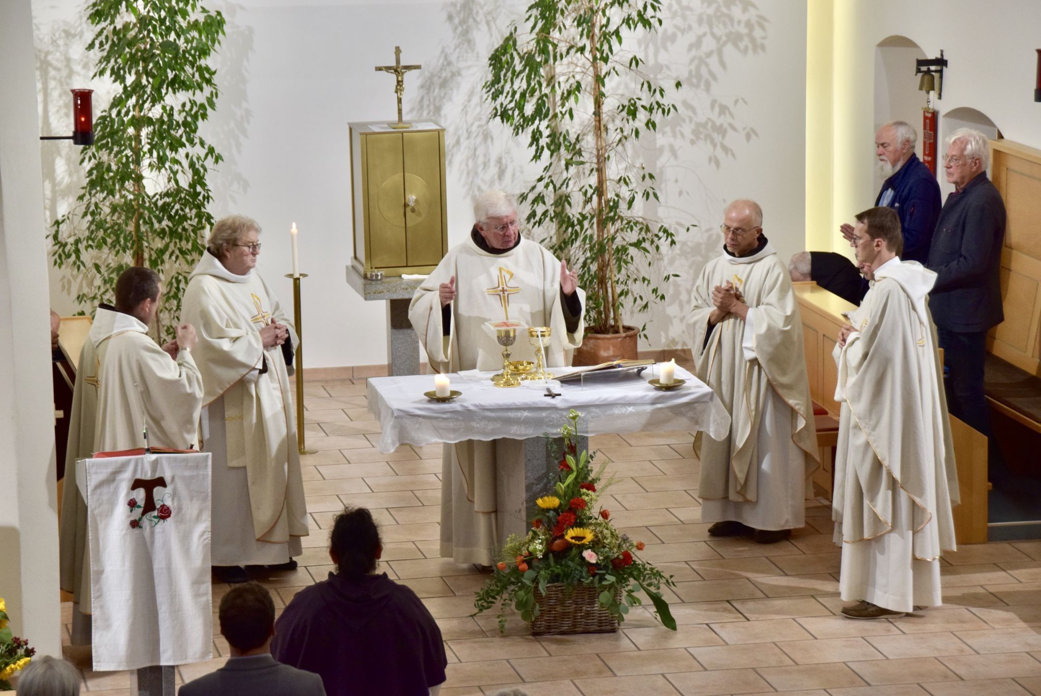 Messfeier mit Pater Adrian (M.) in der Kirche des Franziskanerklosters in Bludenz.