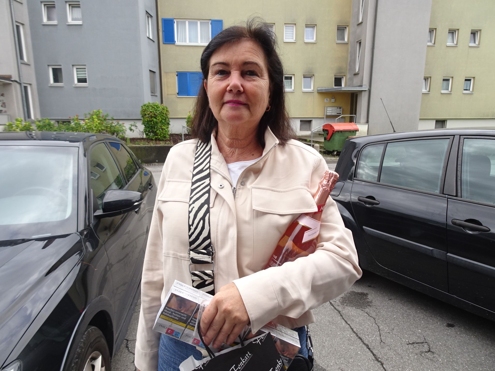Carmen ließ es sich nicht nehmen, auch ein paar Abschiedsgeschenke für das Team vorbeizubringen. 
