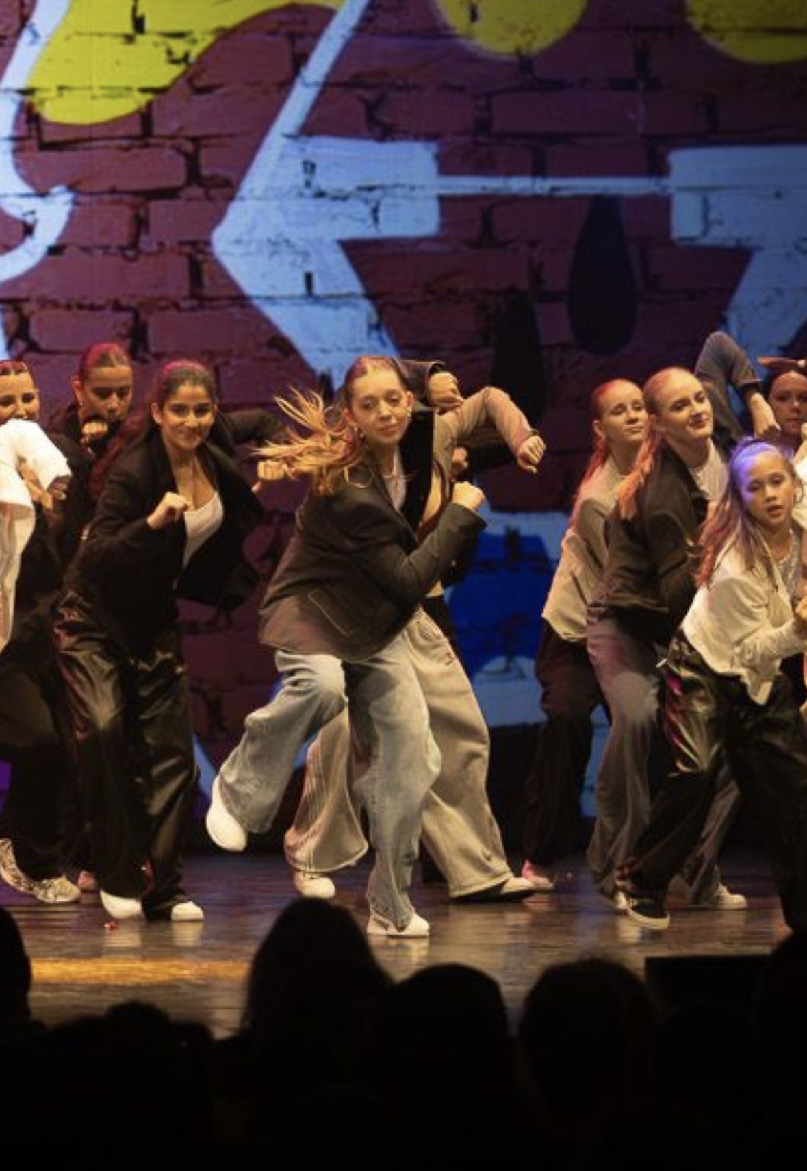 Mit ihrer Tanzcrew 