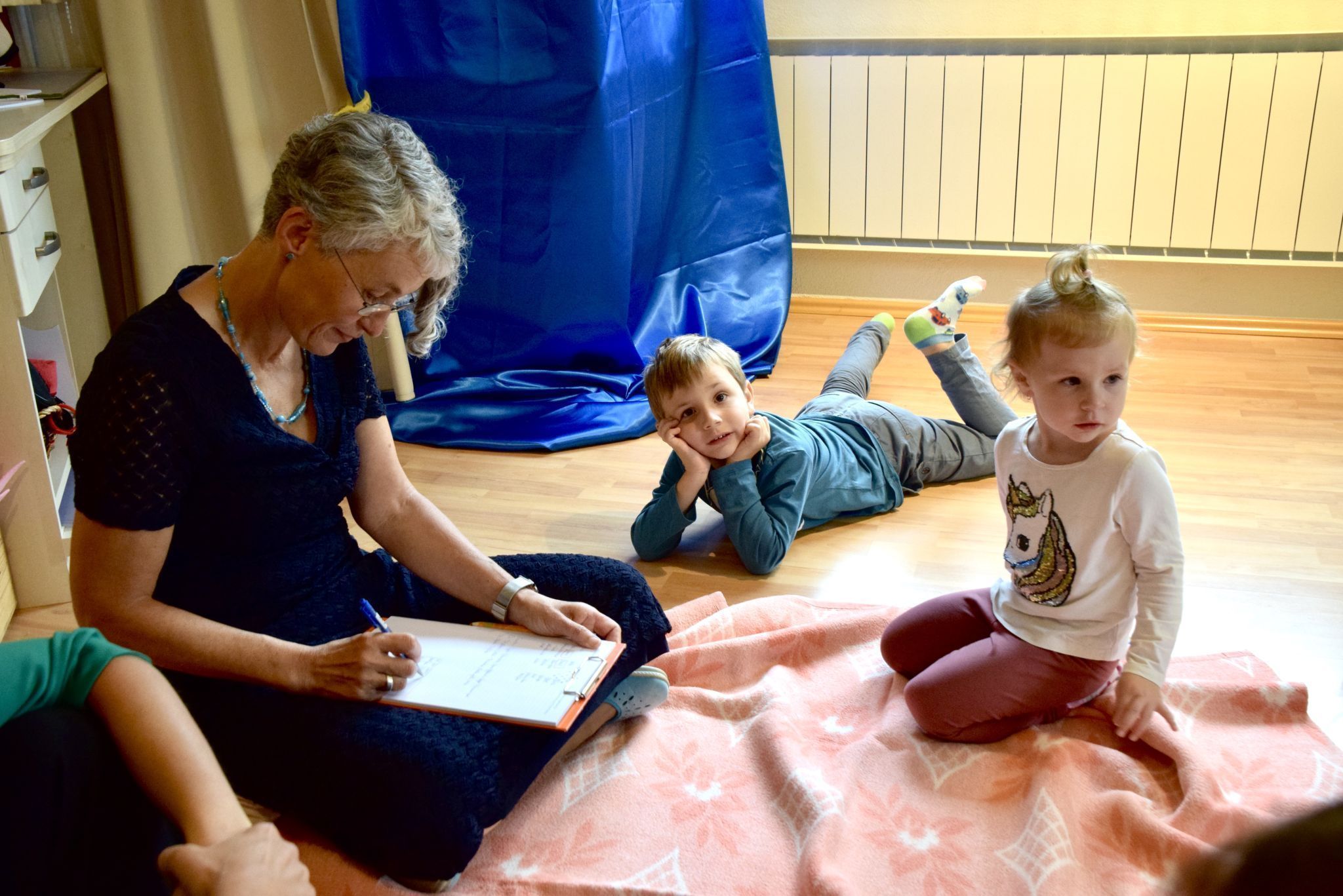 Liebevoll beschäftigt sich Christine Tabernig mit den Kindern.