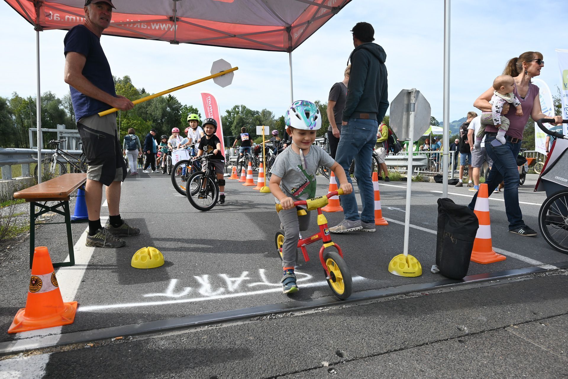 Am Sonntag gehörte das Ried ausschließlich den Fahrradfahrern und Fußgängern. Die Kinder hatte dabei große Freude.