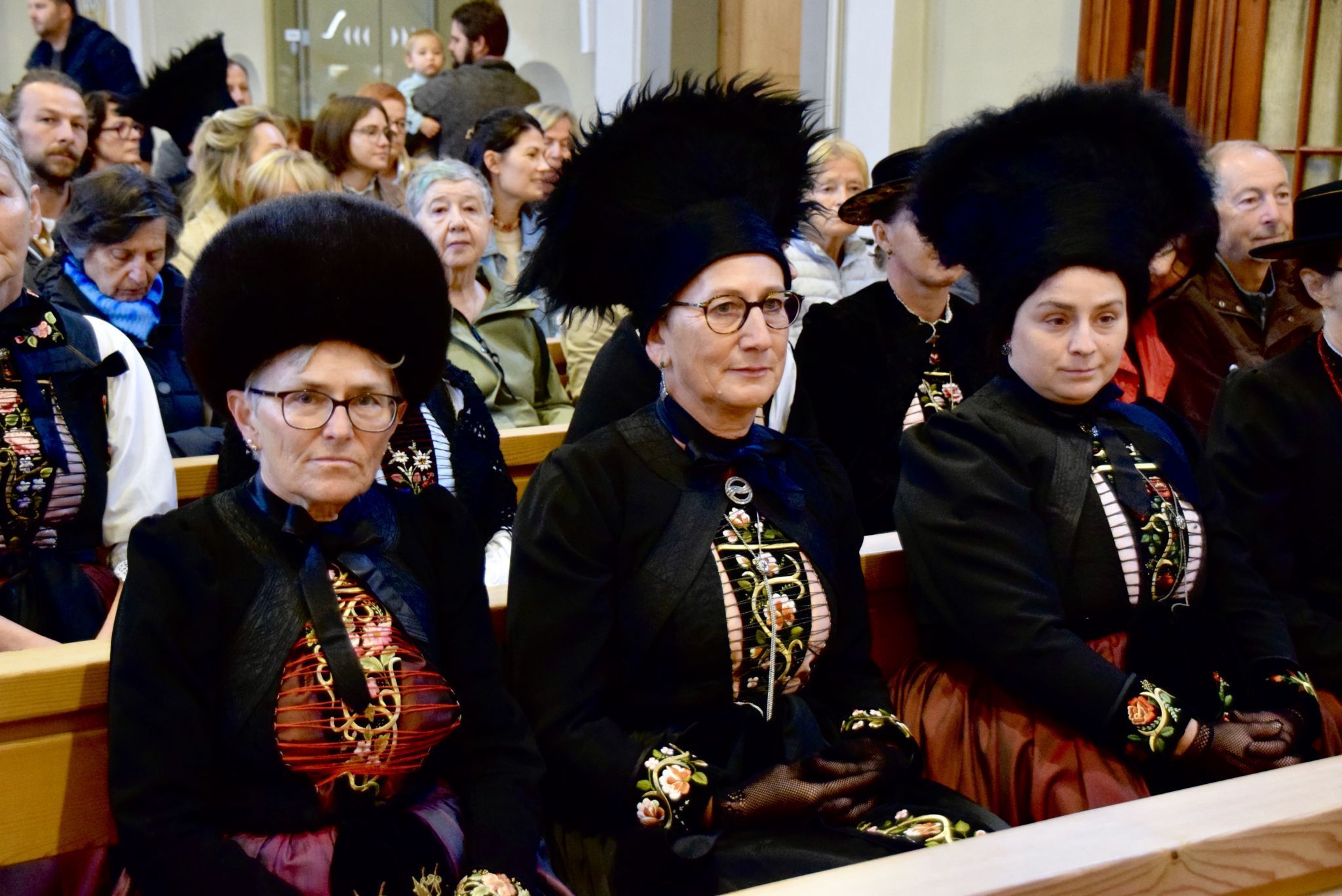 Zum Erntedankfest in Schruns trägt traditionell eine größere Zahl an Montafonerinnen die Montafoner Festtagstracht.