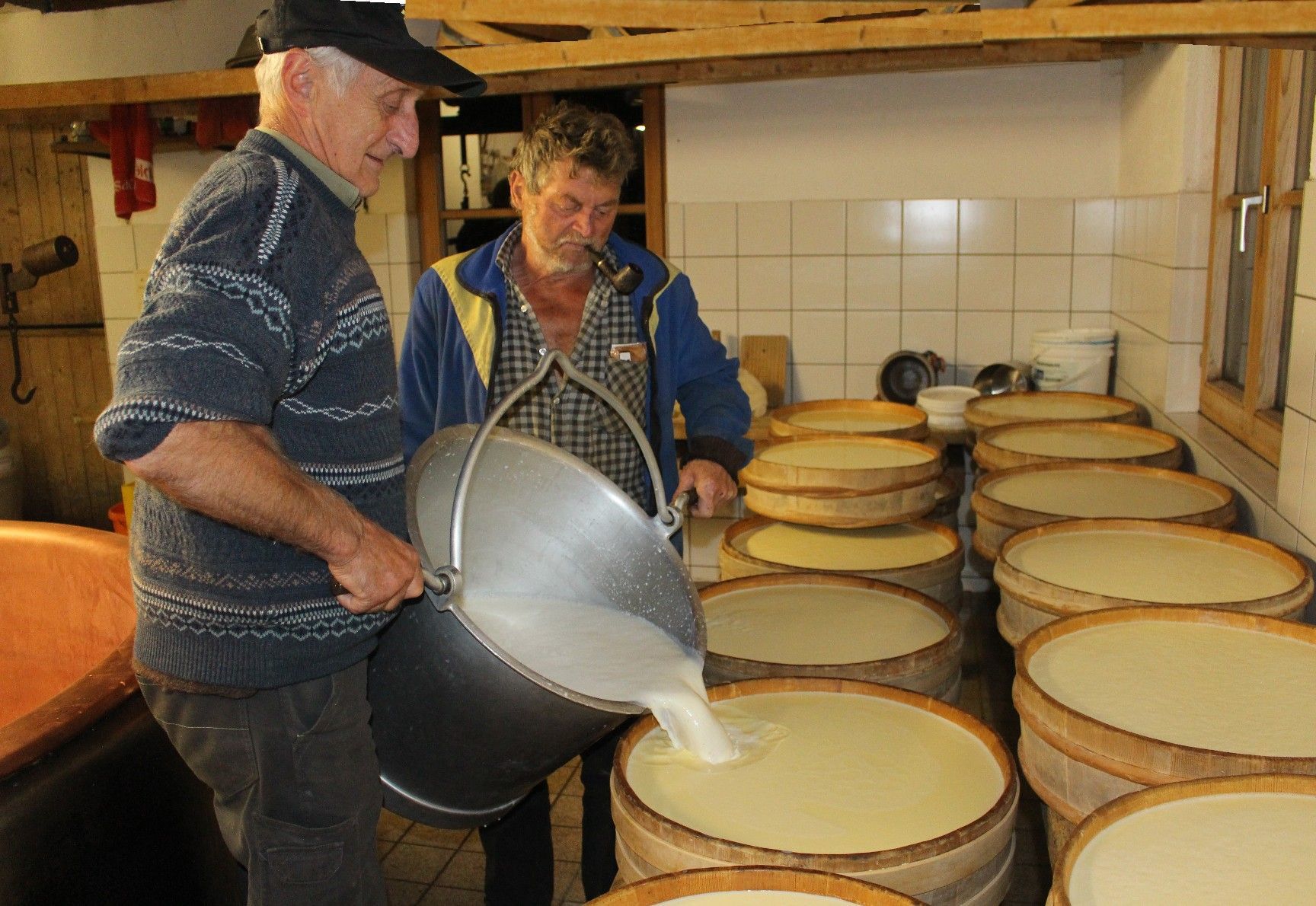 Sechs Bauern liefern täglich zwischen etwa 900 bis 1.700 Liter Milch in die Vorsäß-Sennerei.   