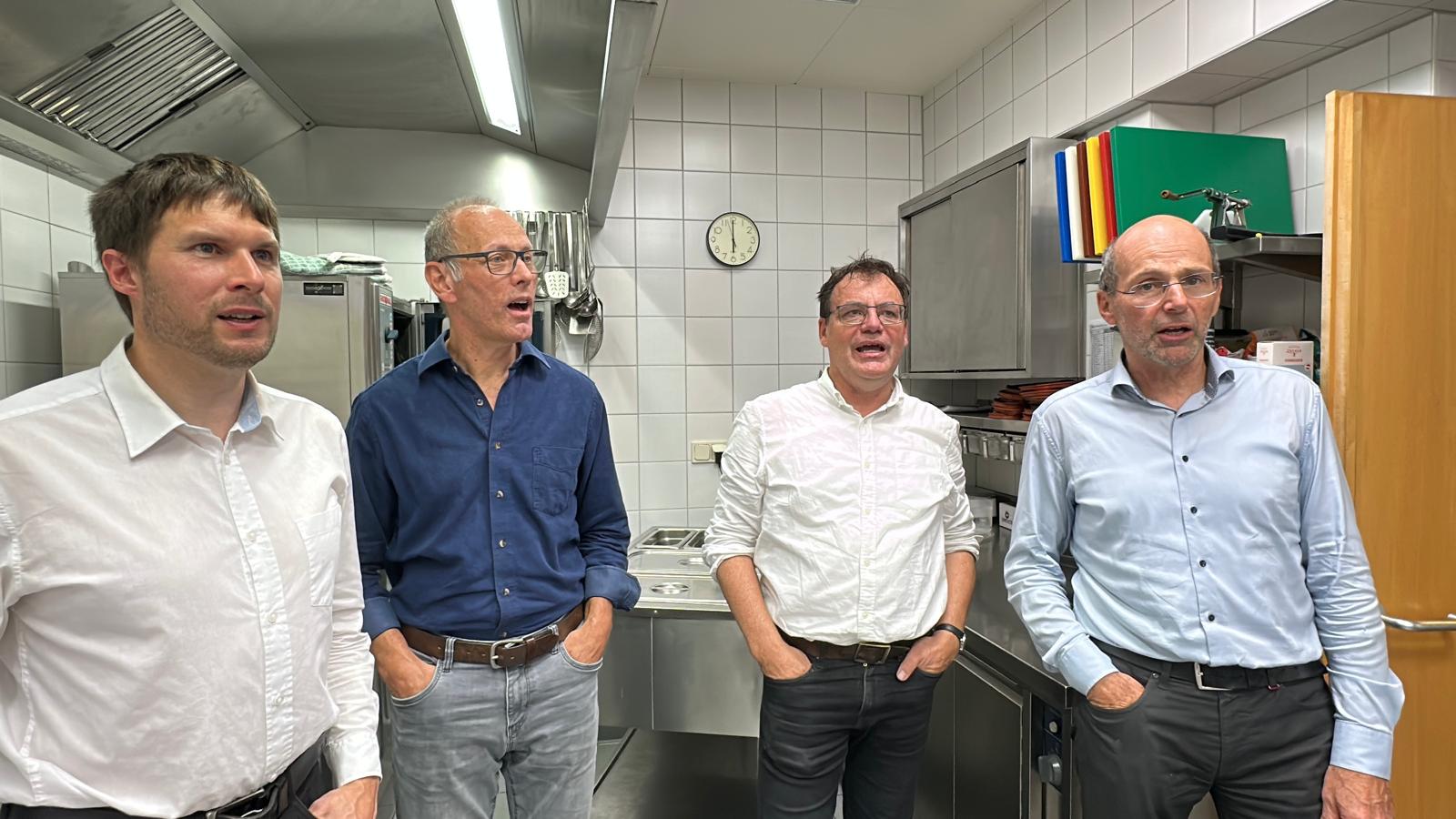 zum Abschied ein Ständchen für die Köchin