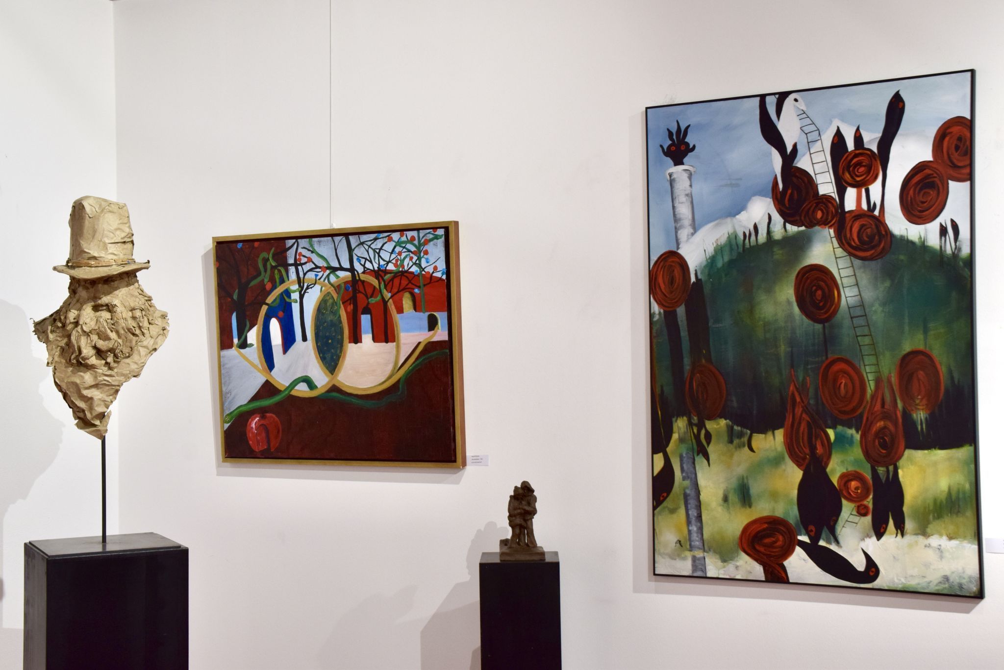 Werke von Daniel Bragagna und Sigrid Fritsche. Bei einer Ausstellung in Hohenems lud die Galeristin den Bludescher Bildhauer ins Städtle ein.