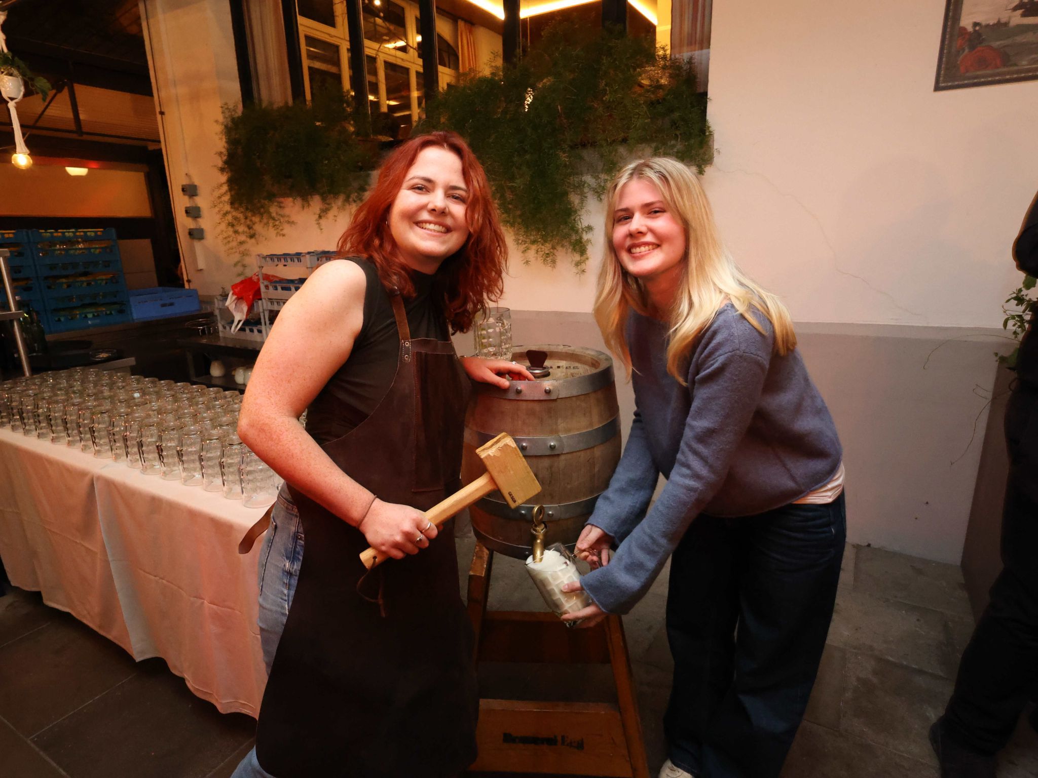 Leonie und Gloria beim Fassanstich.