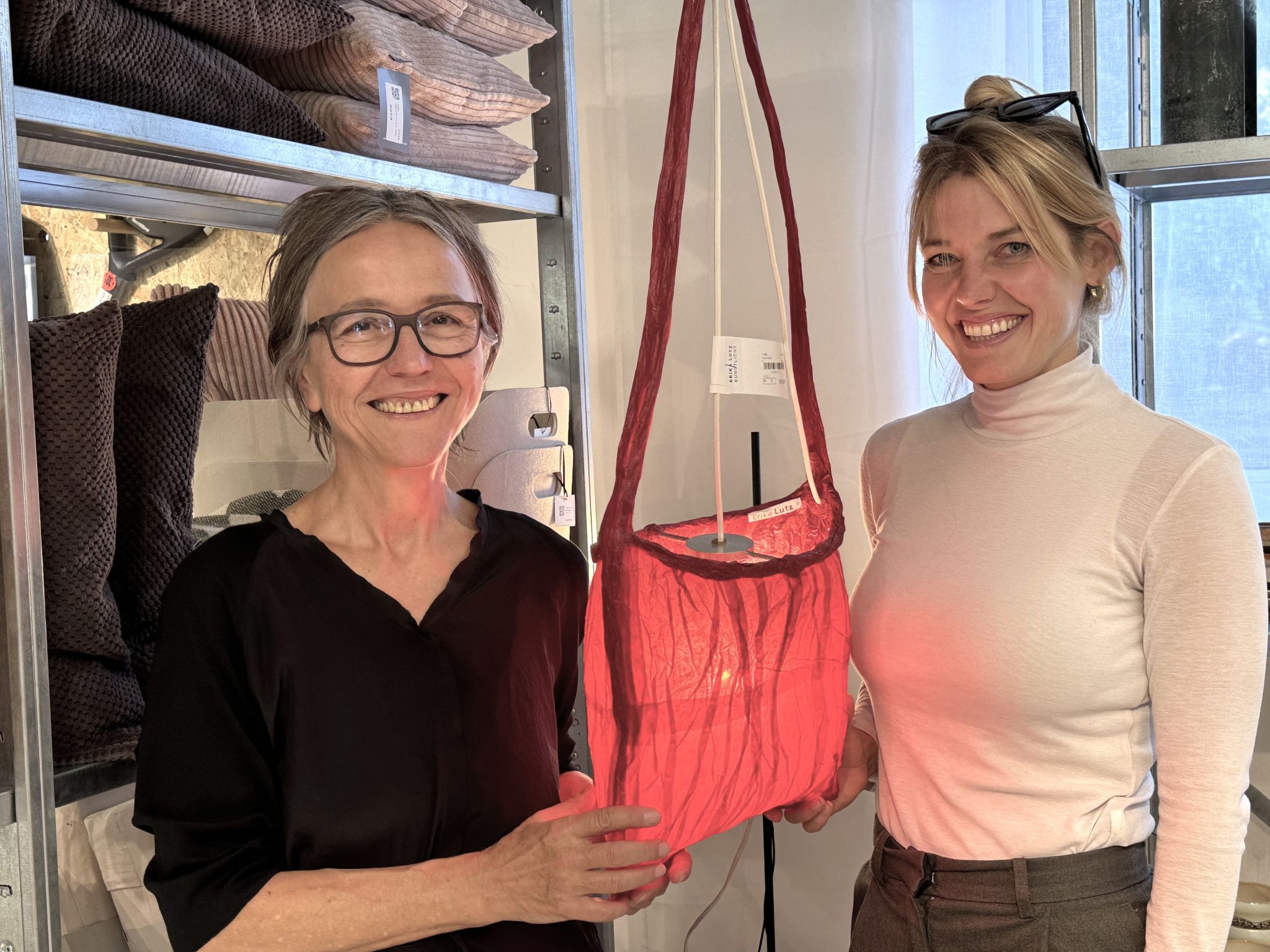 Lampendesignerin Erika Lutz und Tamara Bereiter (Casa Möbel).