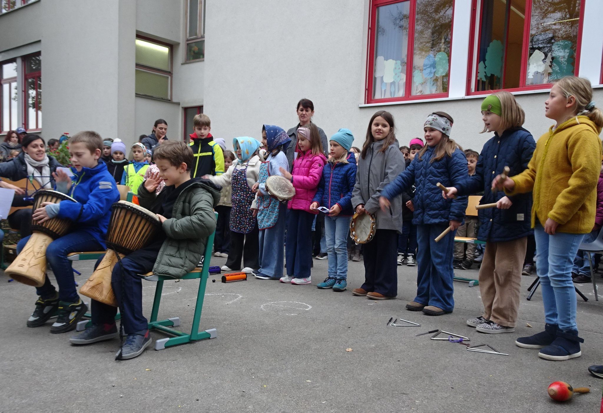 Stimmungsvolle Klänge ertönten beim ersten Herbstfest der VS Leopold auf dem Pausenhof.
