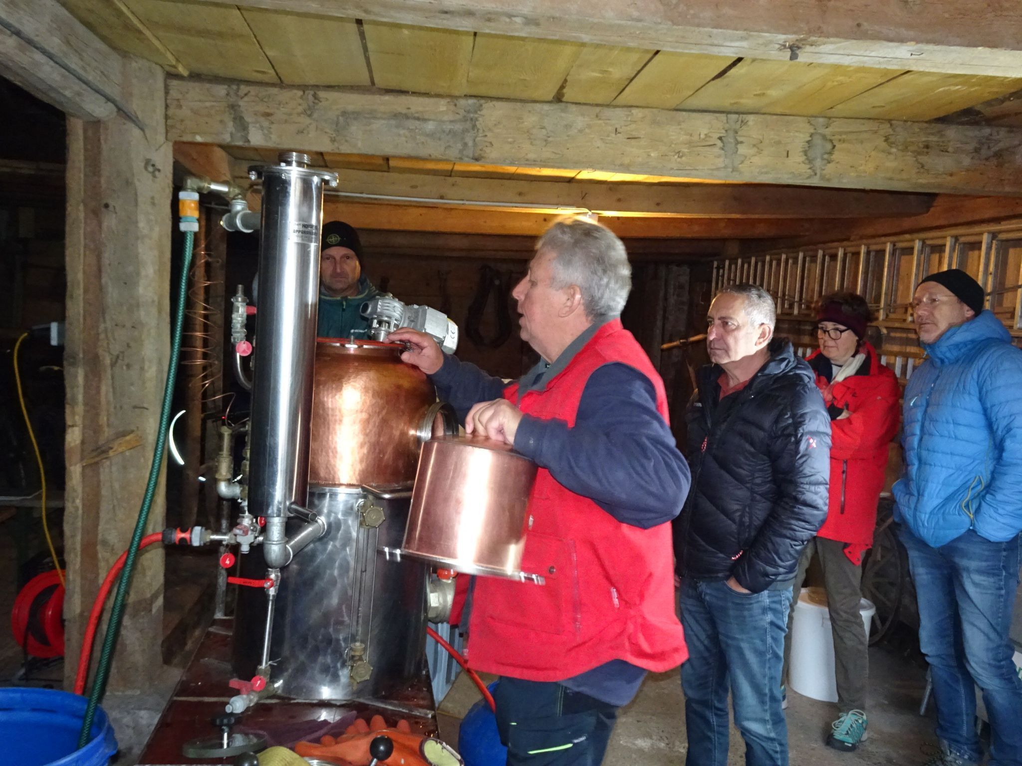 Sigi Wohlgenannt erklärte den Brennvorgang Schritt für Schritt.