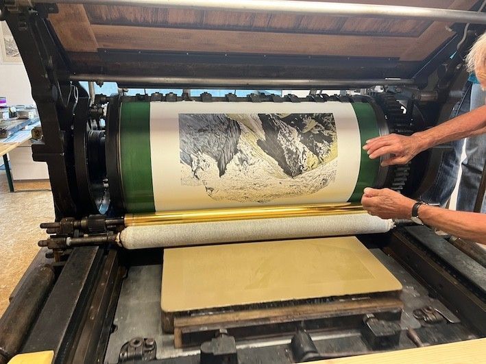 Farbige Bergwelten im Druck: Steindruck live erleben